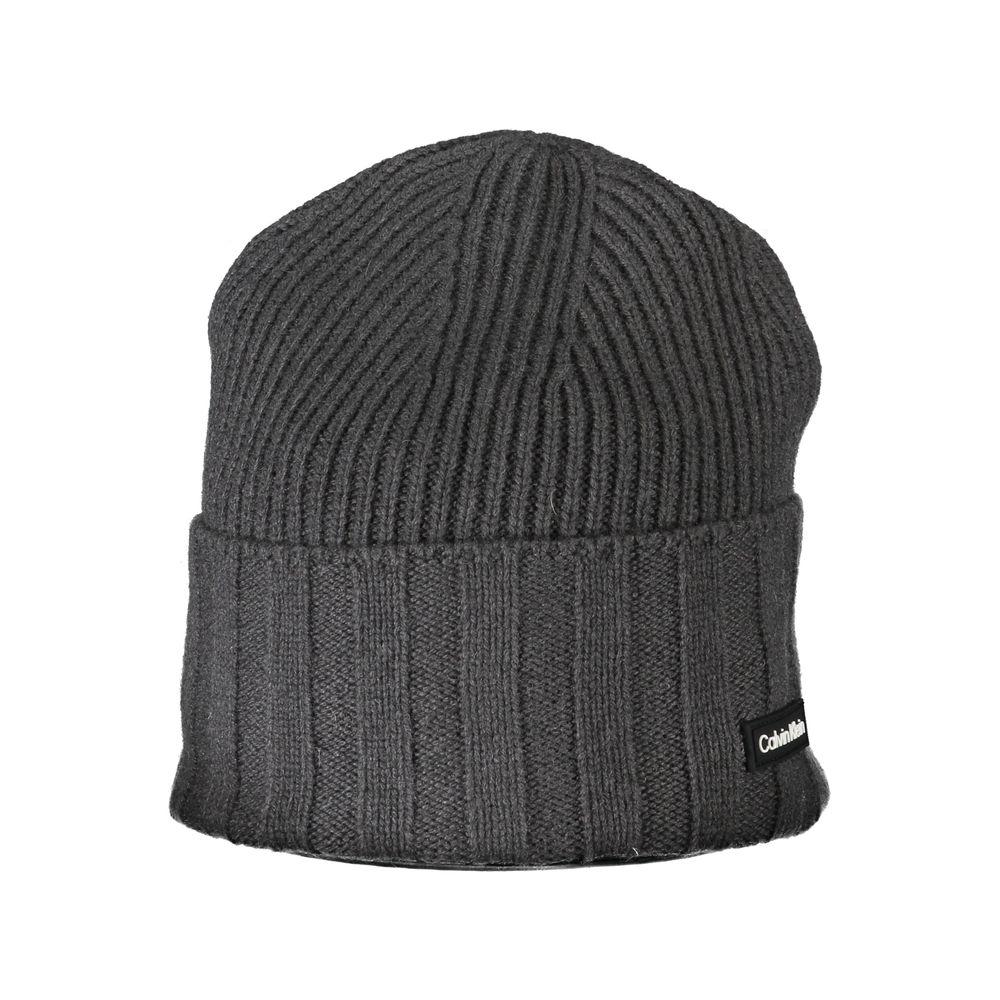 Eleganter grauer Hut mit Kontrastdetails