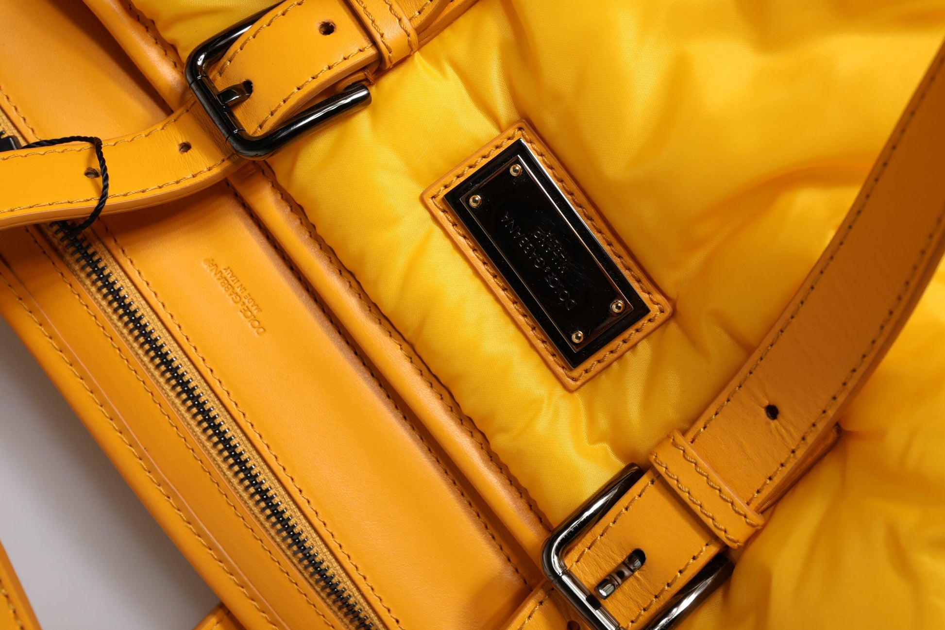 Gelb-orangefarbene Tragetasche aus Nylon mit Logo-Plakette