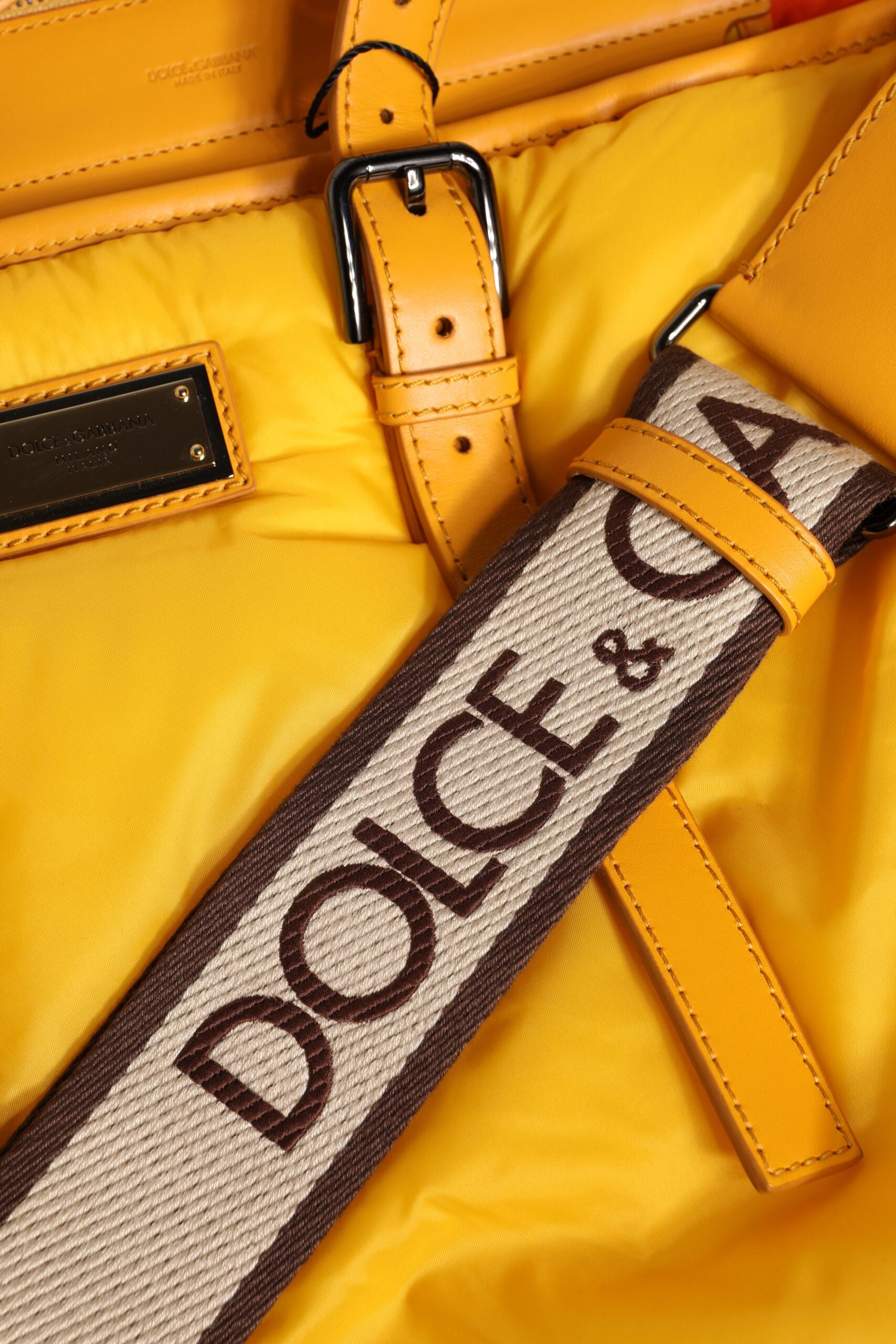 Gelb-orangefarbene Tragetasche aus Nylon mit Logo-Plakette