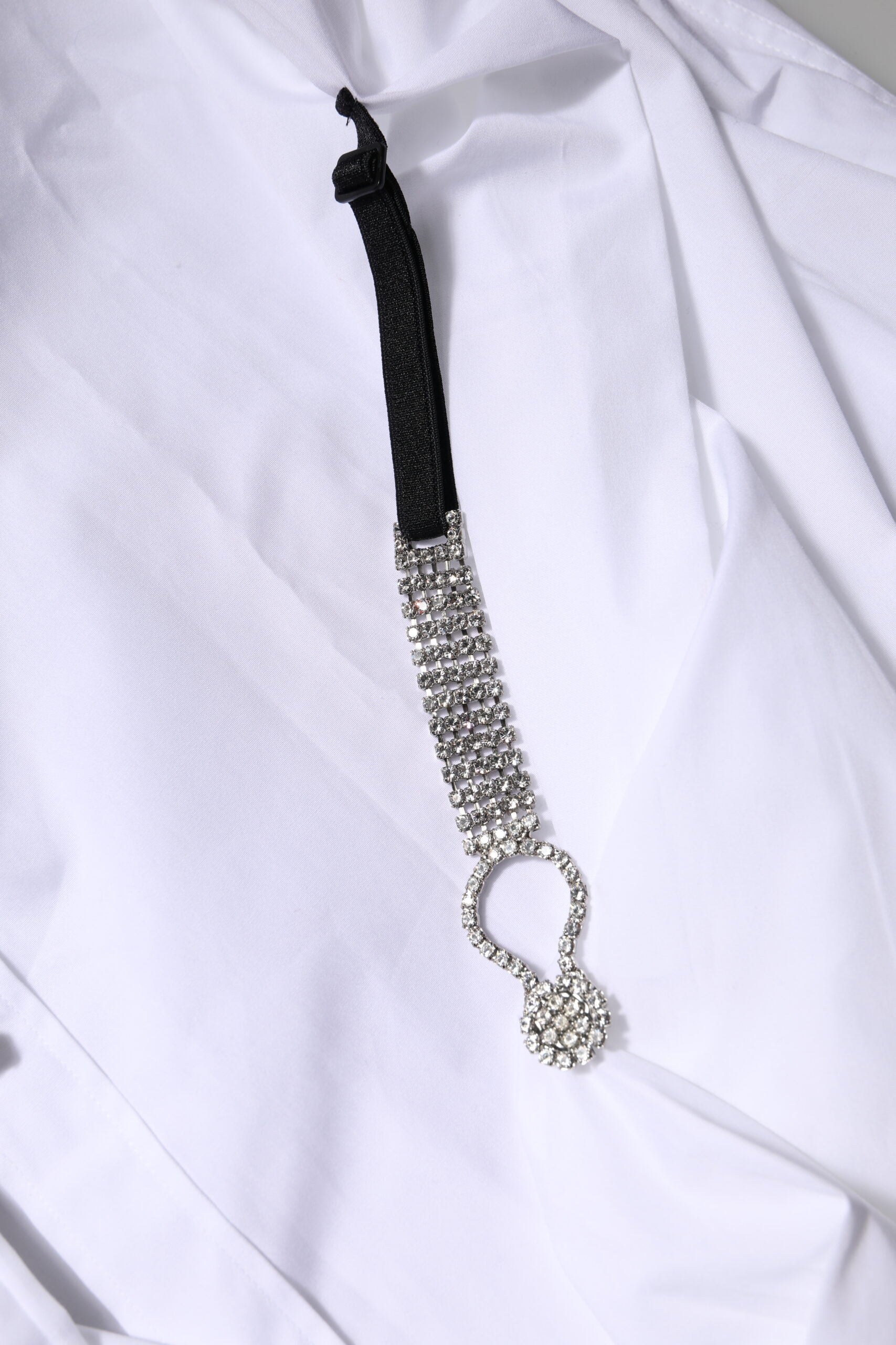 Weißes, mit Strass verziertes Langarm-Top