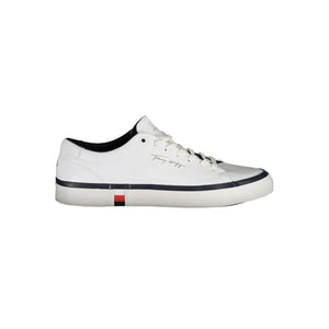 Verbessere dein Spiel mit stylischen weißen Sneakers