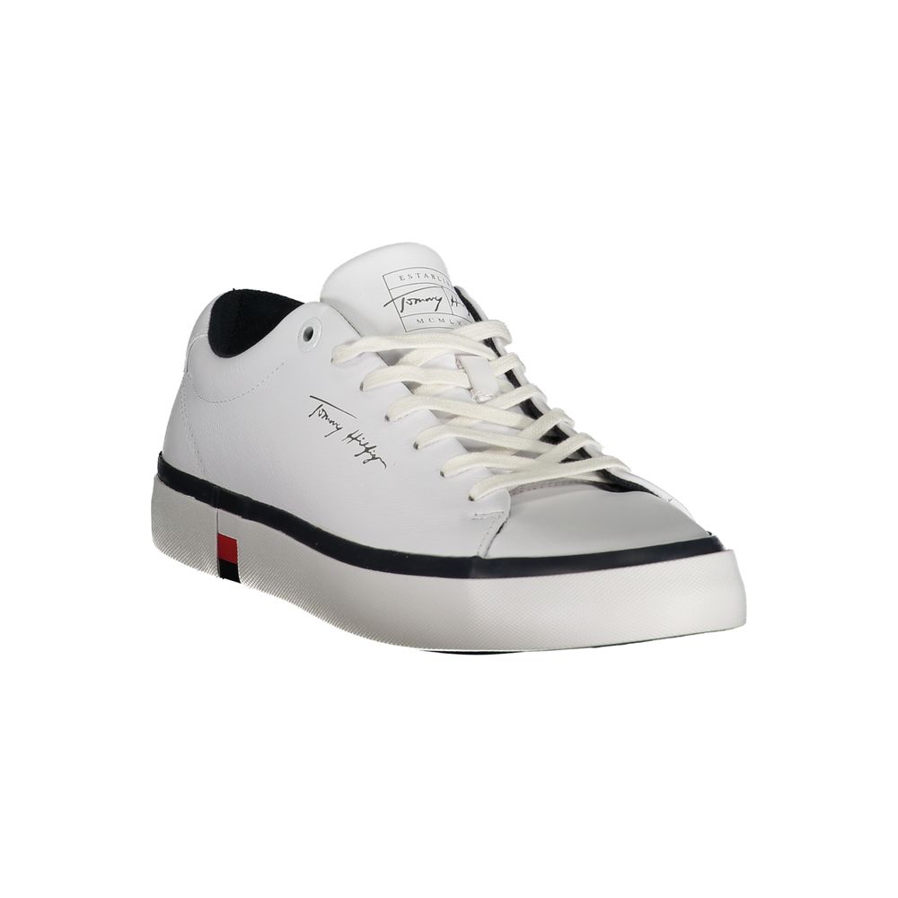 Verbessere dein Spiel mit stylischen weißen Sneakers