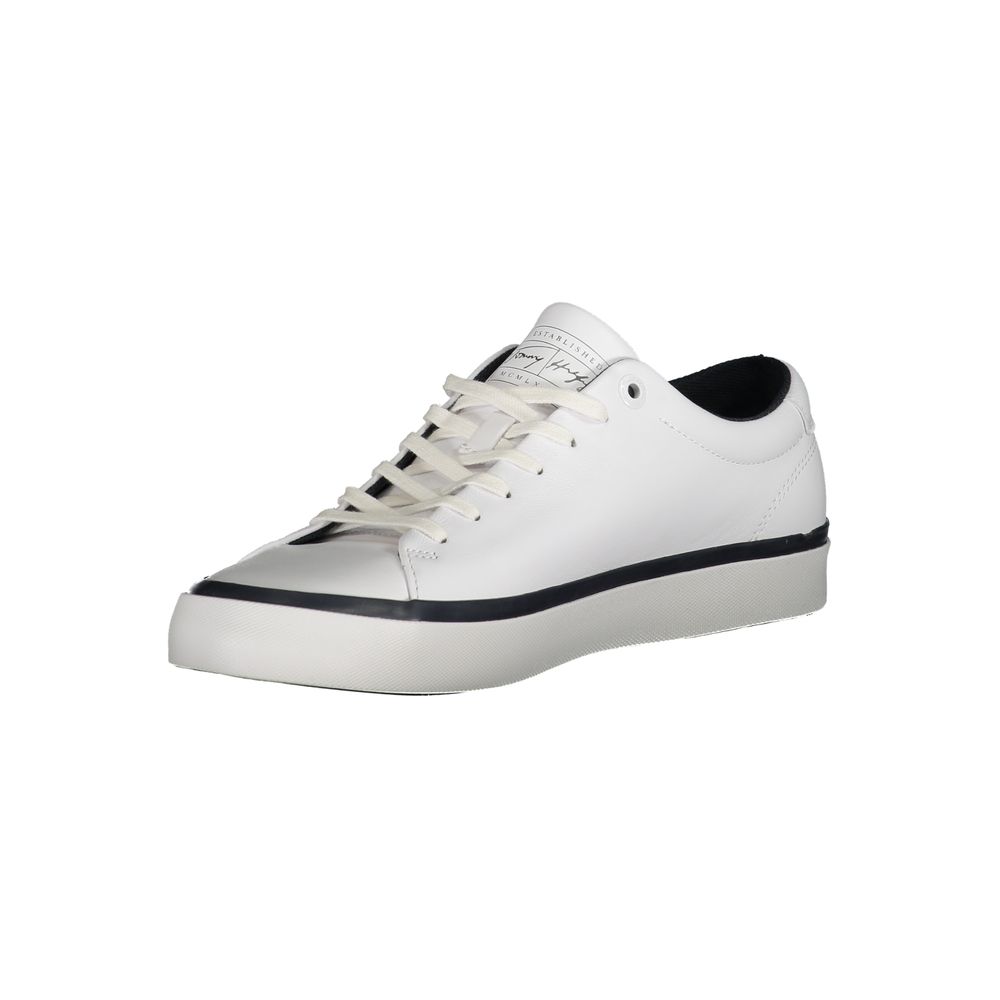 Verbessere dein Spiel mit stylischen weißen Sneakers