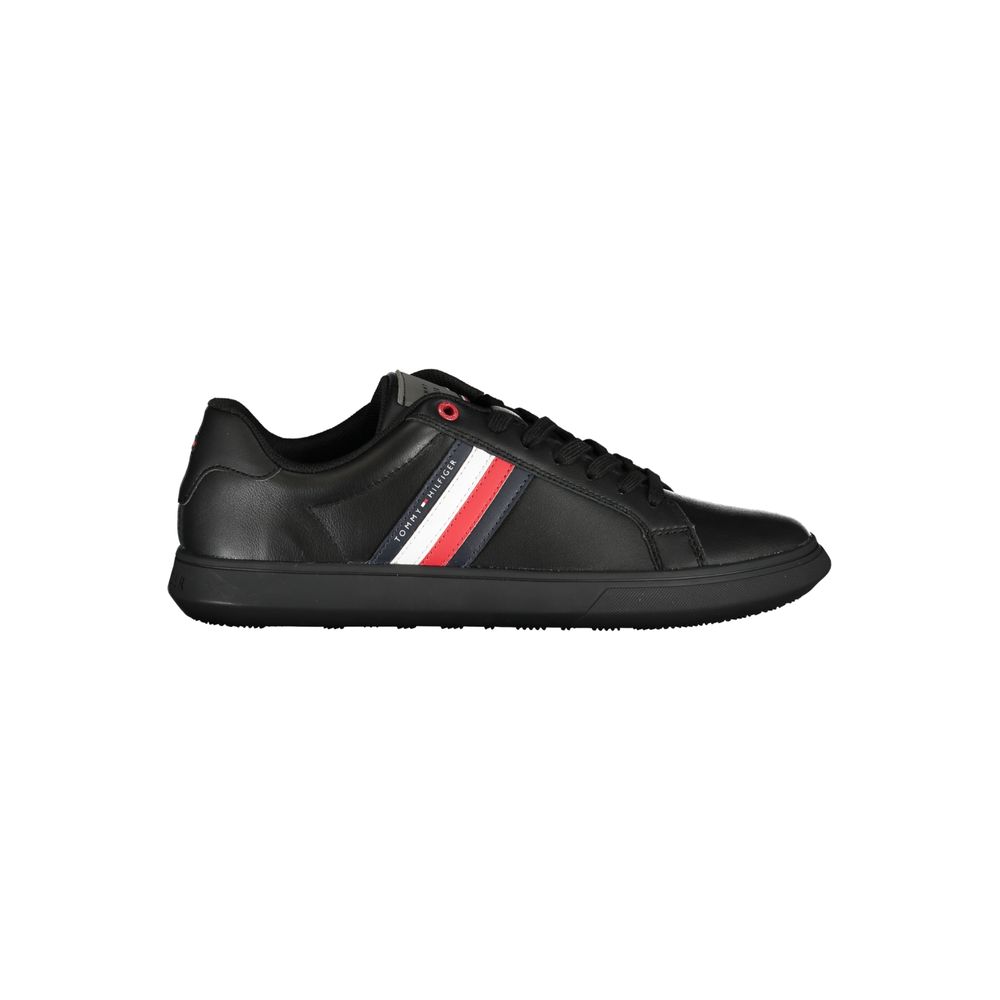 Schicke schwarze Sneaker mit ikonischen Kontrastdetails
