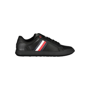 Schicke schwarze Sneaker mit ikonischen Kontrastdetails