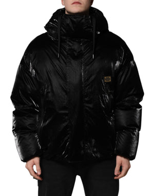 Schwarze Steppjacke mit durchgehendem Reißverschluss und Logo und Kapuze