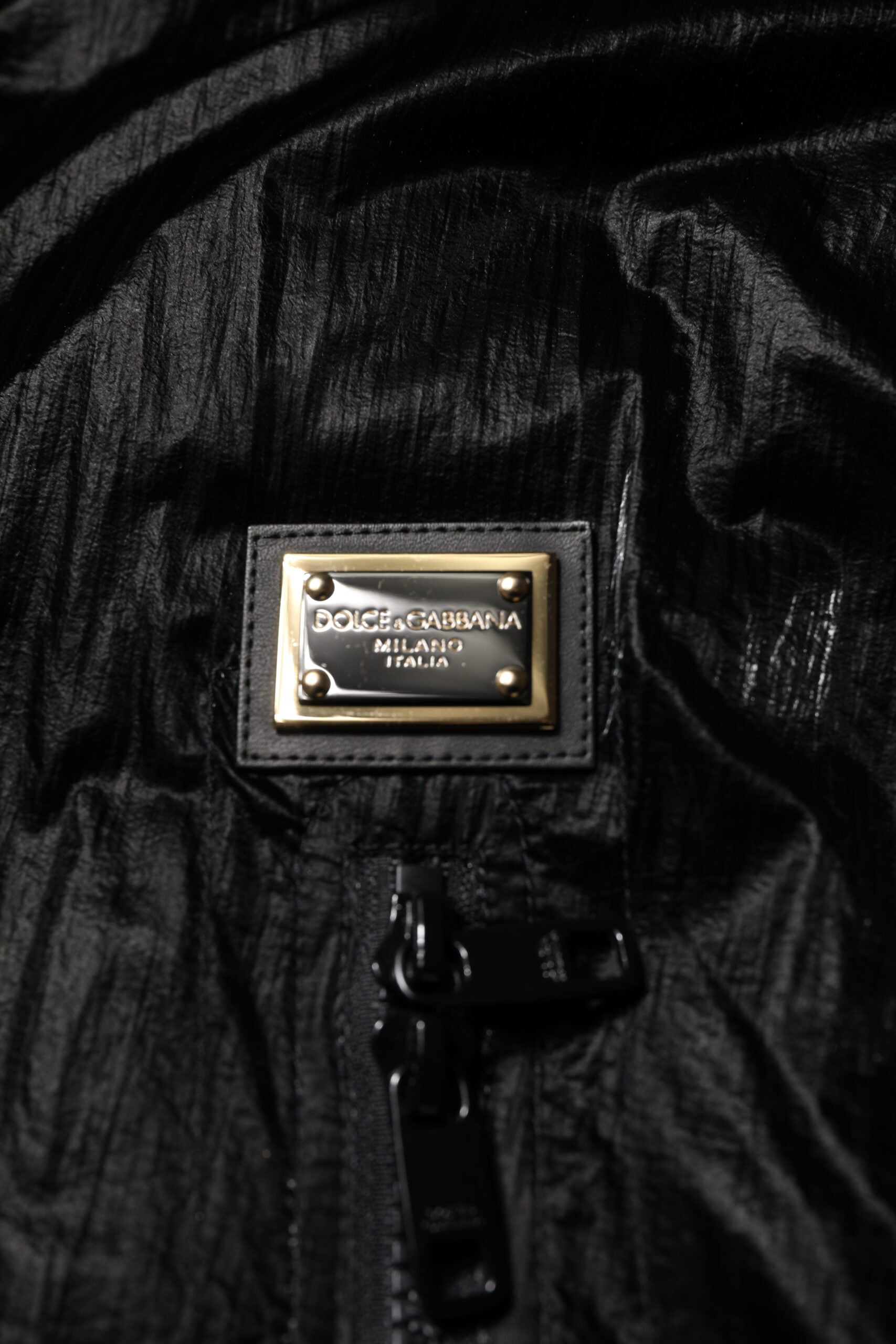 Schwarze Steppjacke mit durchgehendem Reißverschluss und Logo und Kapuze