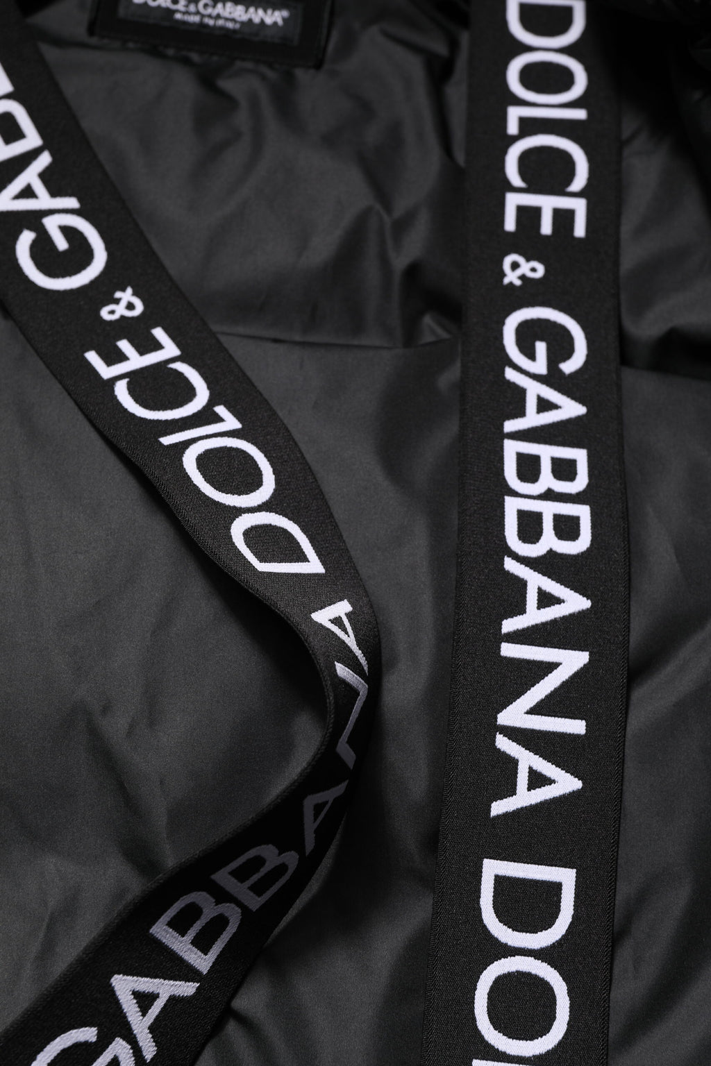 Schwarze Steppjacke mit durchgehendem Reißverschluss und Logo und Kapuze