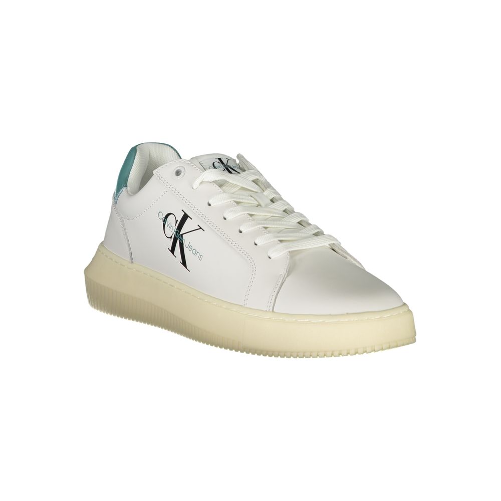 Elegante weiße Sneakers mit umweltbewusstem Design