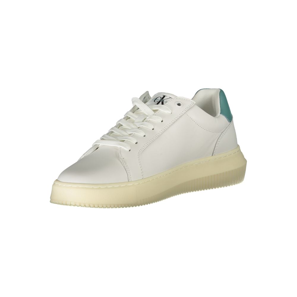 Elegante weiße Sneakers mit umweltbewusstem Design