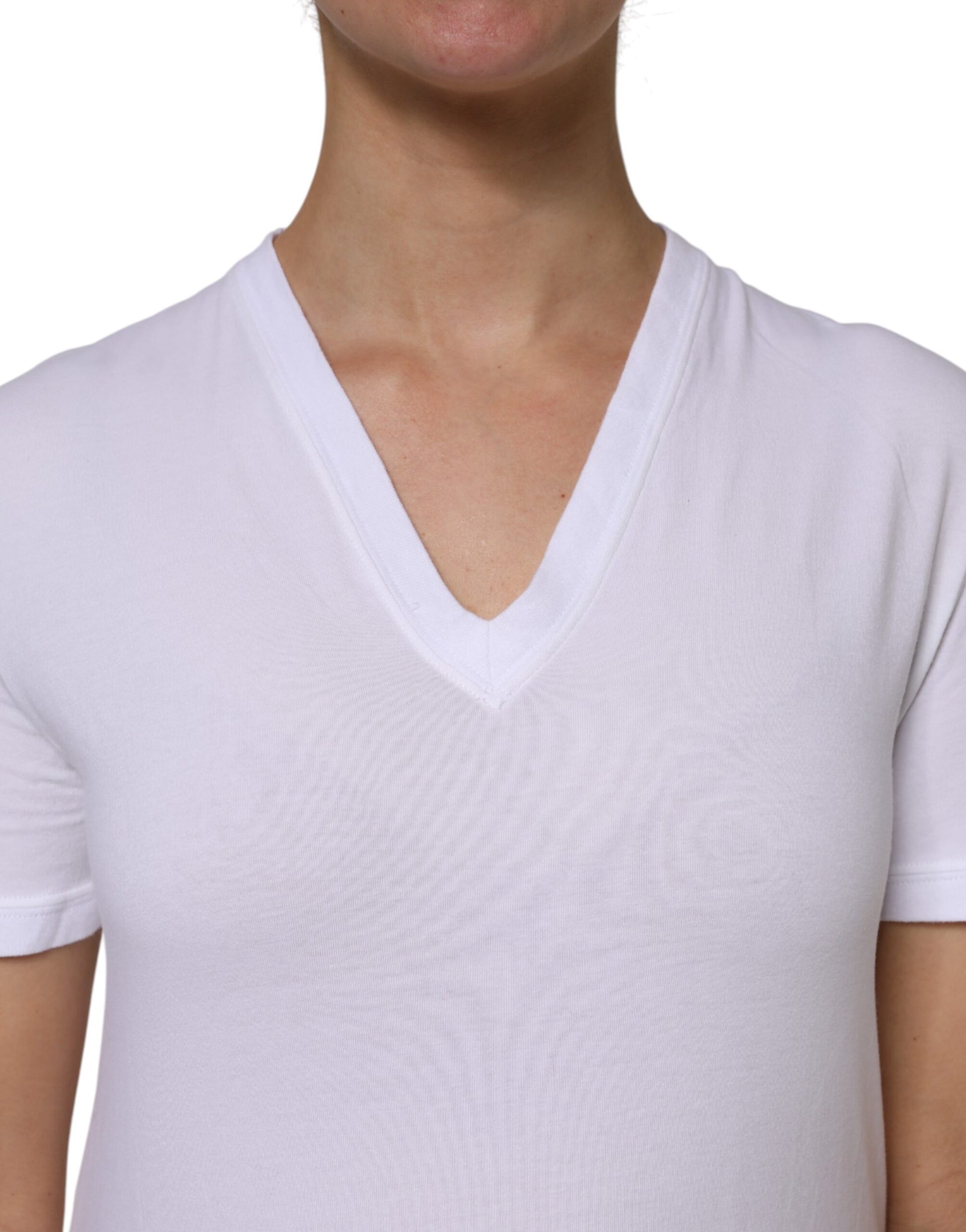 Weißes T-Shirt aus Baumwolle mit kurzen Ärmeln und V-Ausschnitt