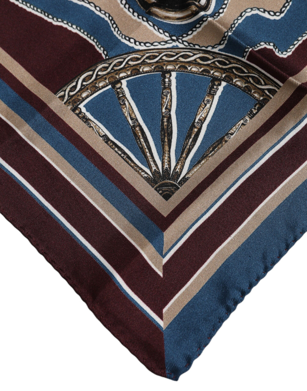 Quadratischer Foulard aus mehrfarbig bedruckter Seide