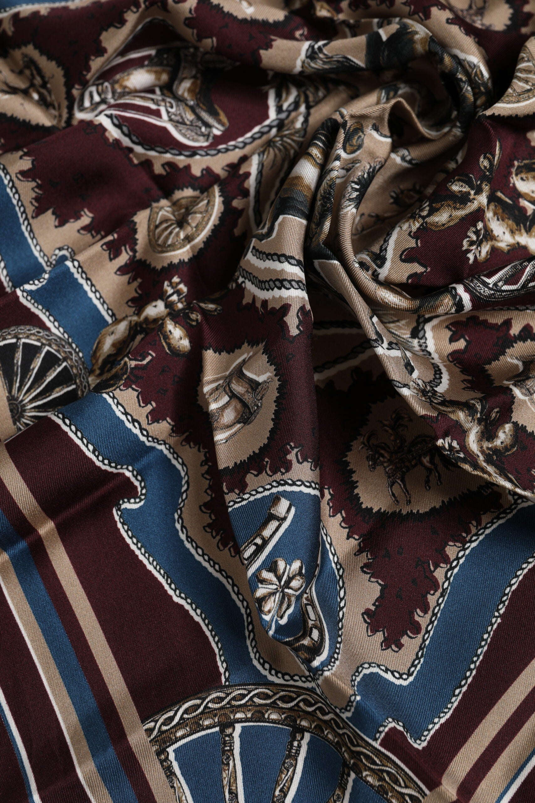 Quadratischer Foulard aus mehrfarbig bedruckter Seide