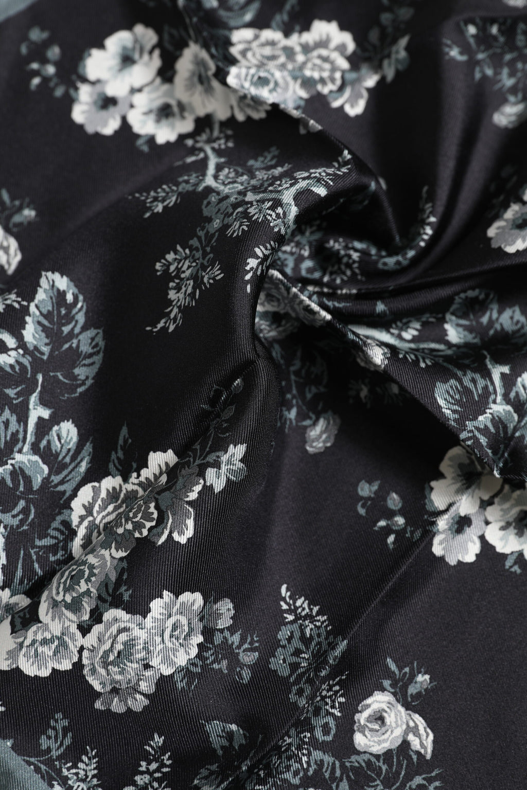Schwarzer quadratischer Foulard aus Seide mit Blumenmuster