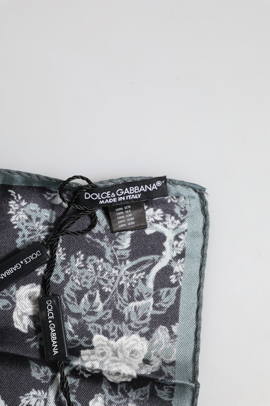 Schwarzer quadratischer Foulard aus Seide mit Blumenmuster