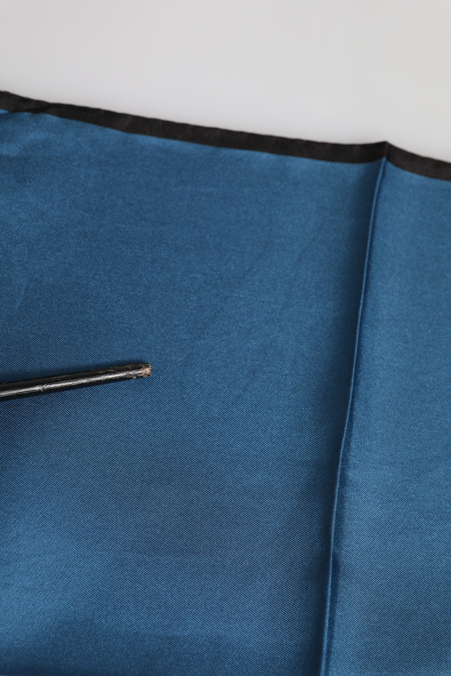 Blauer quadratischer Foulard aus Seide von DG Crown für Herren