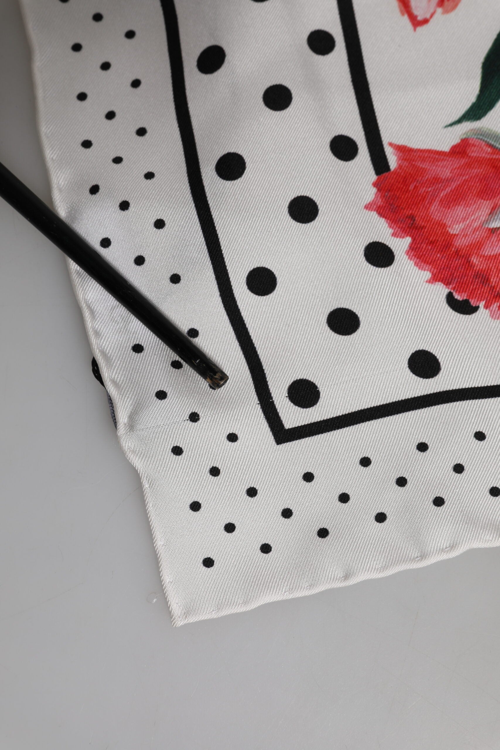 Quadratischer Foulard aus Seide mit Blumenmuster in Weiß