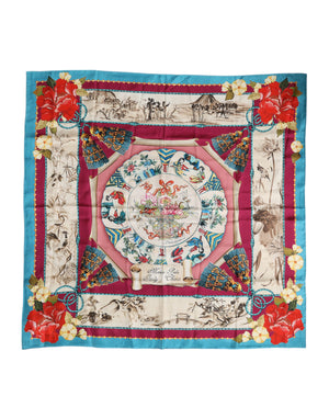 Quadratischer Foulard mit mehrfarbigem Blumenmuster