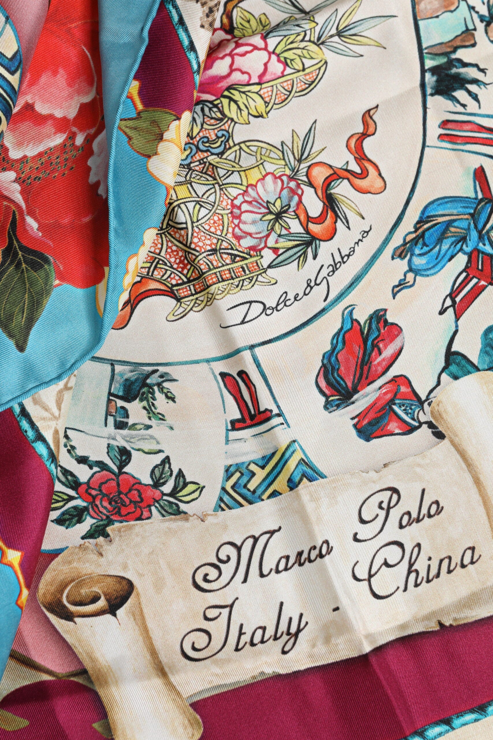 Quadratischer Foulard mit mehrfarbigem Blumenmuster