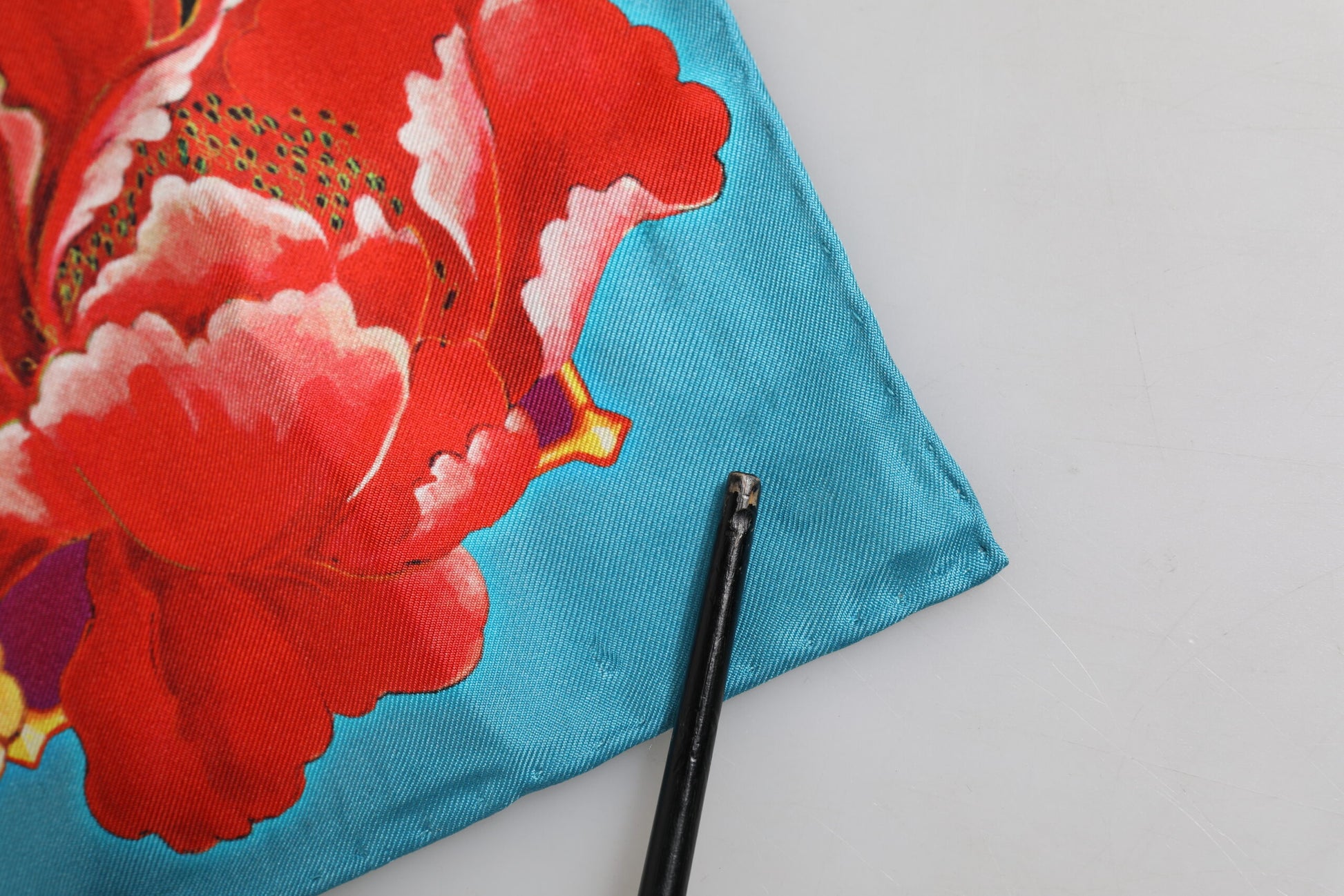 Quadratischer Foulard mit mehrfarbigem Blumenmuster
