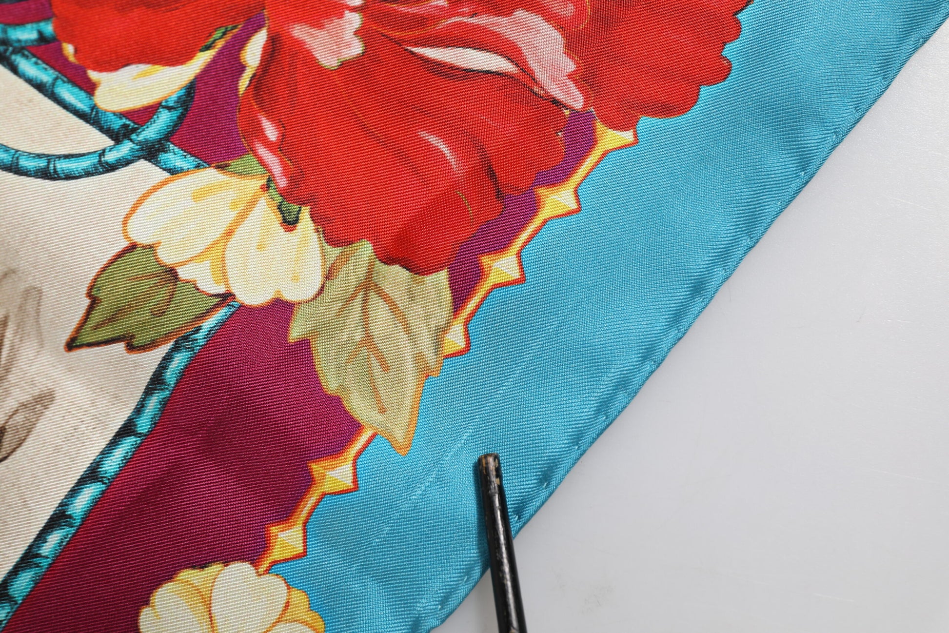Quadratischer Foulard mit mehrfarbigem Blumenmuster