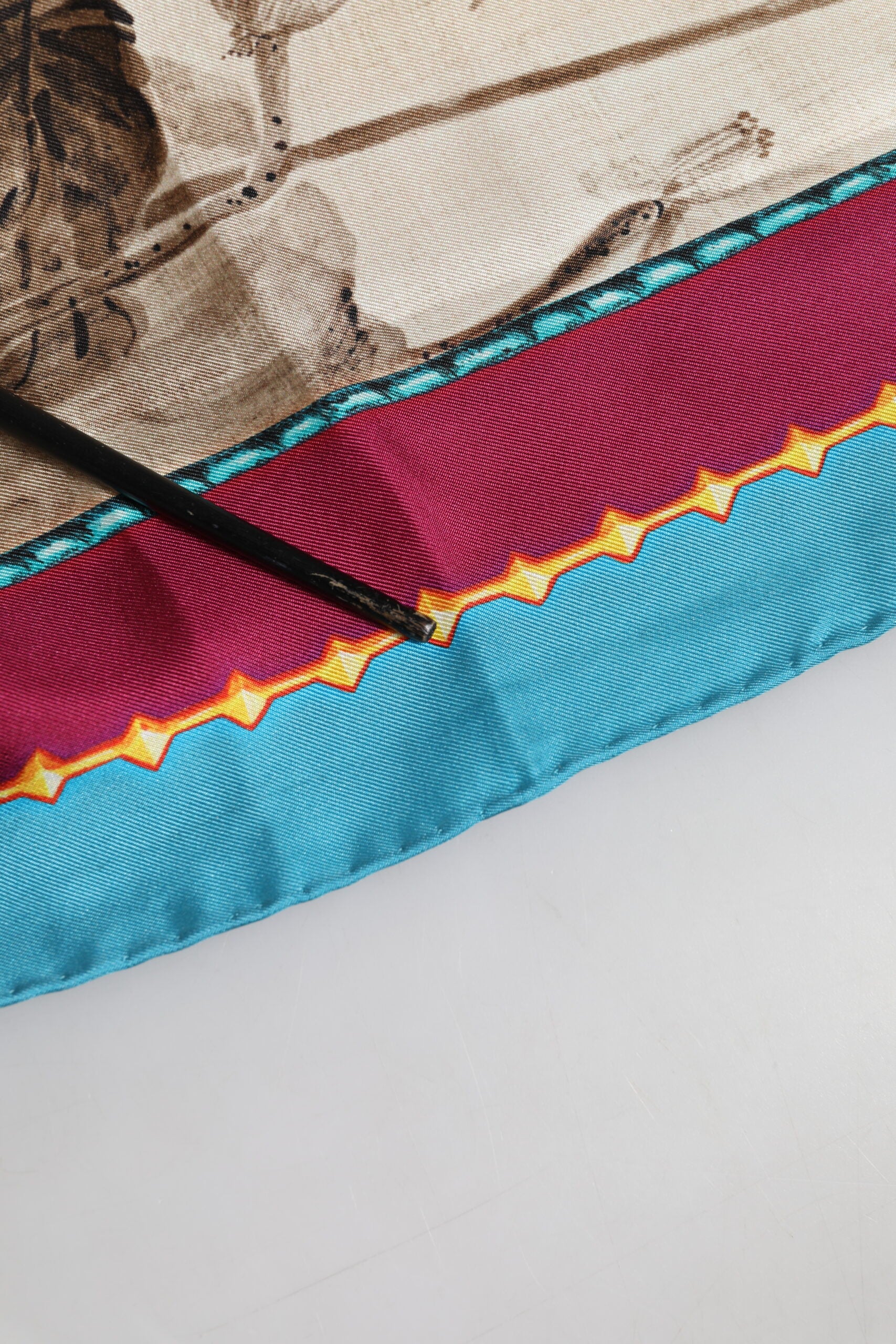 Quadratischer Foulard mit mehrfarbigem Blumenmuster