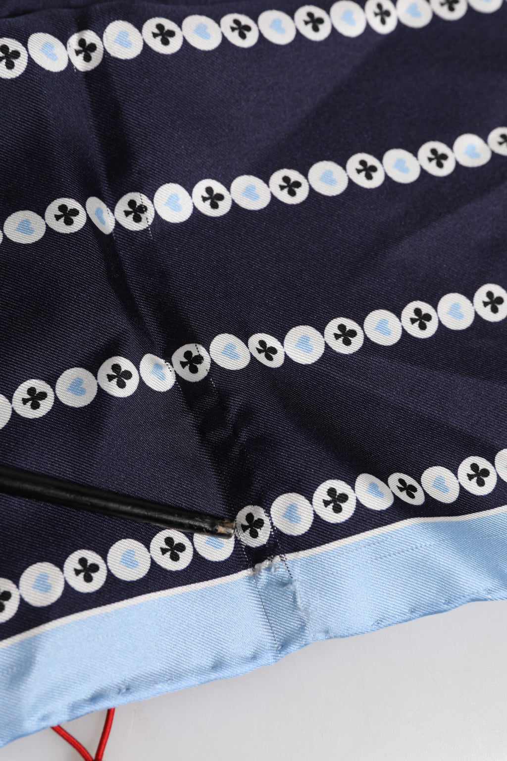 Blau bedruckter quadratischer Foulard aus Seide für Herren