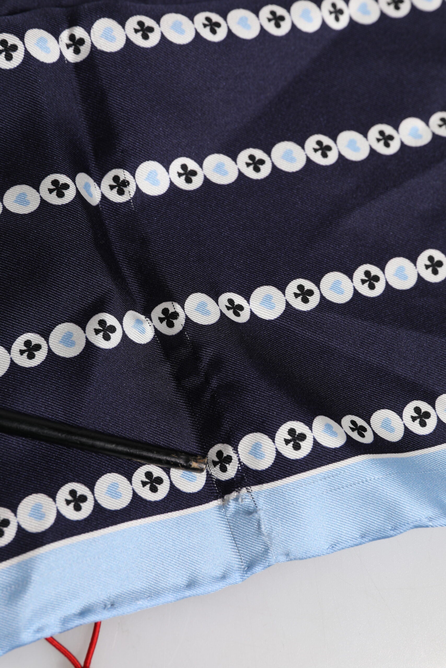 Blau bedruckter quadratischer Foulard aus Seide für Herren