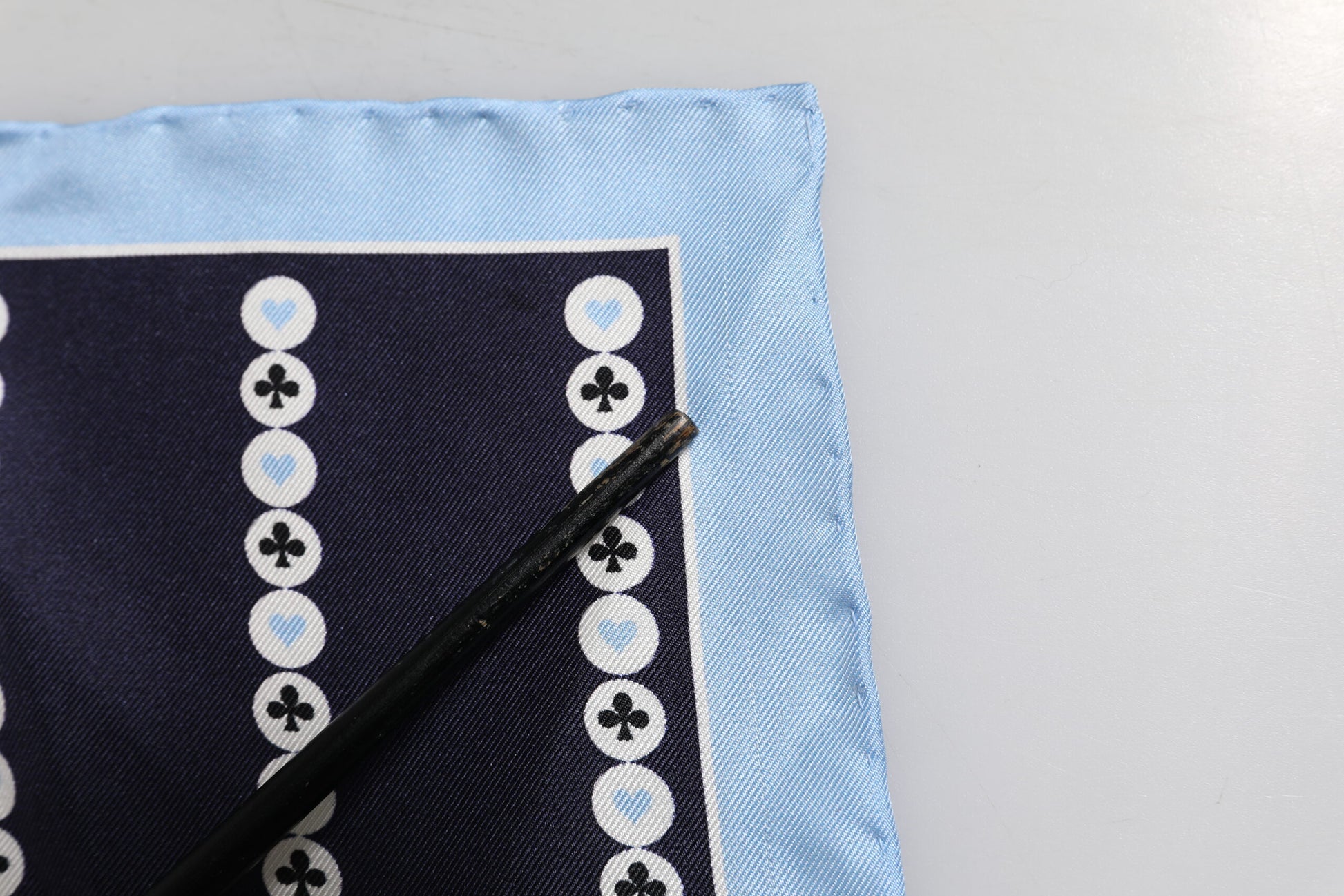 Blau bedruckter quadratischer Foulard aus Seide für Herren