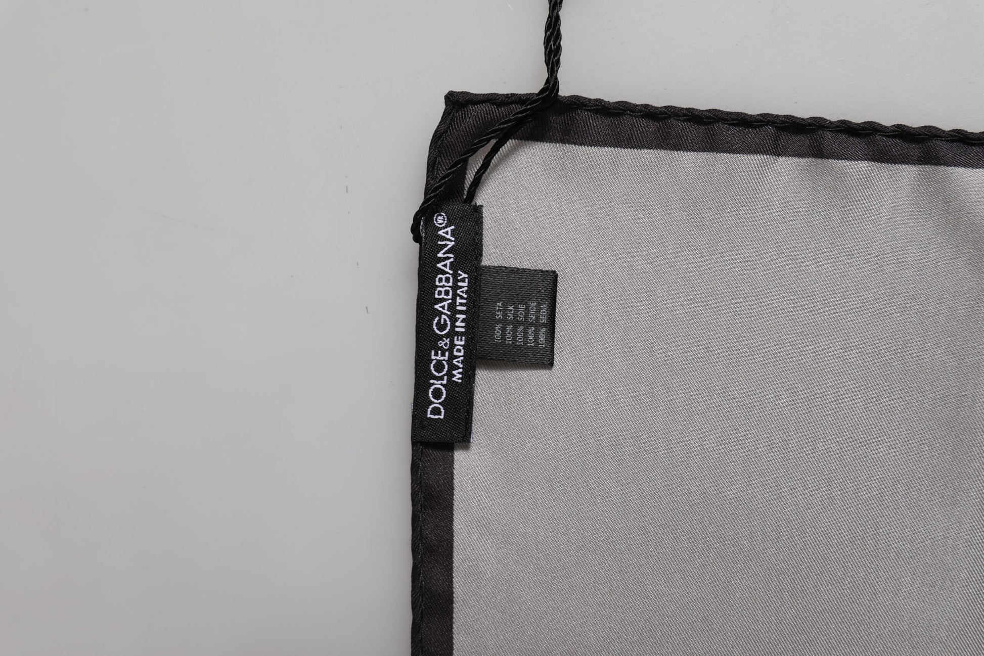 Grauer quadratischer Foulard-Schal aus Seide von DG Crown für Herren
