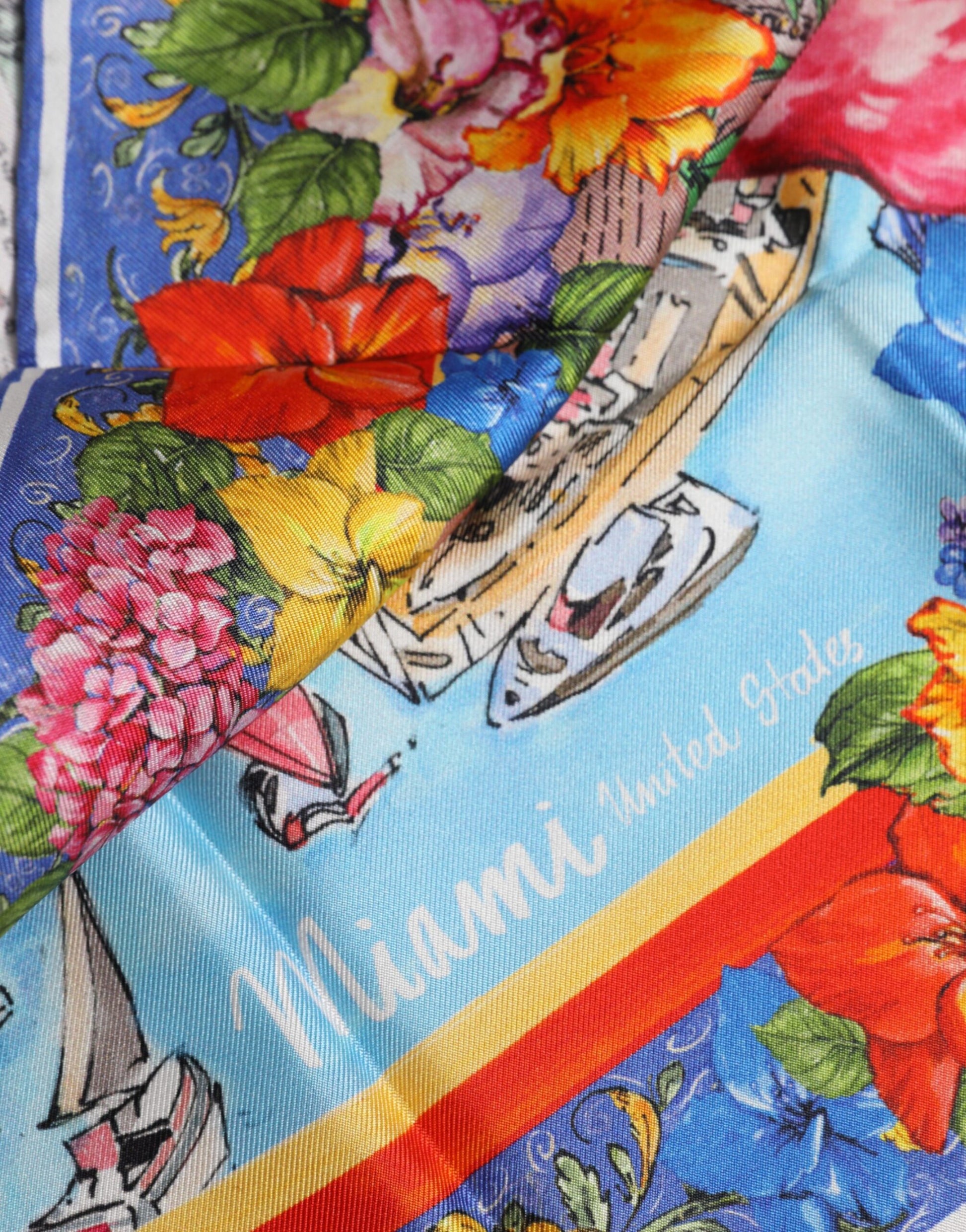 Quadratischer Foulard-Schal mit mehrfarbigem Grafikdruck