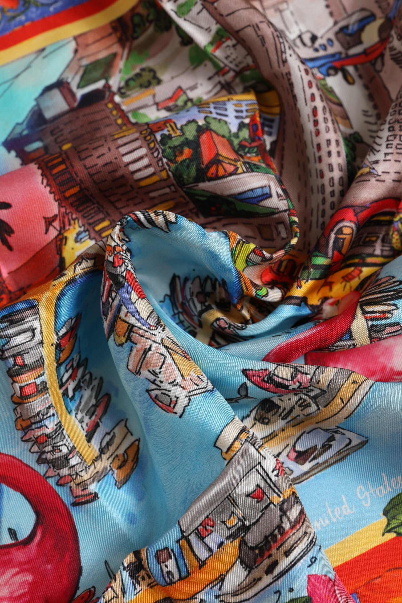 Quadratischer Foulard-Schal mit mehrfarbigem Grafikdruck