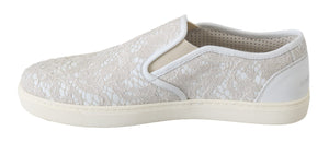 Weiße Slipper aus Leder mit Spitze