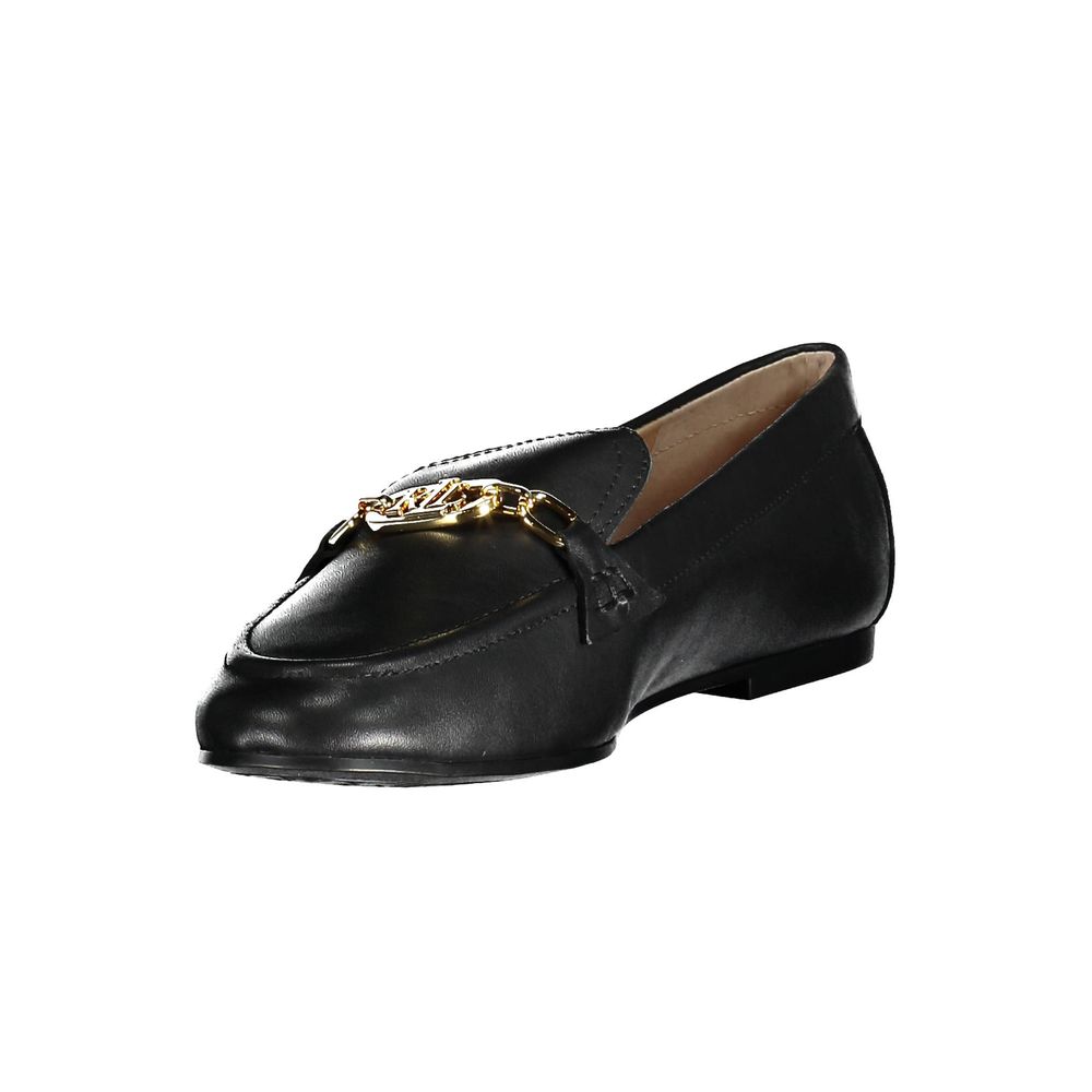Flache Schuhe aus schwarzem Leder