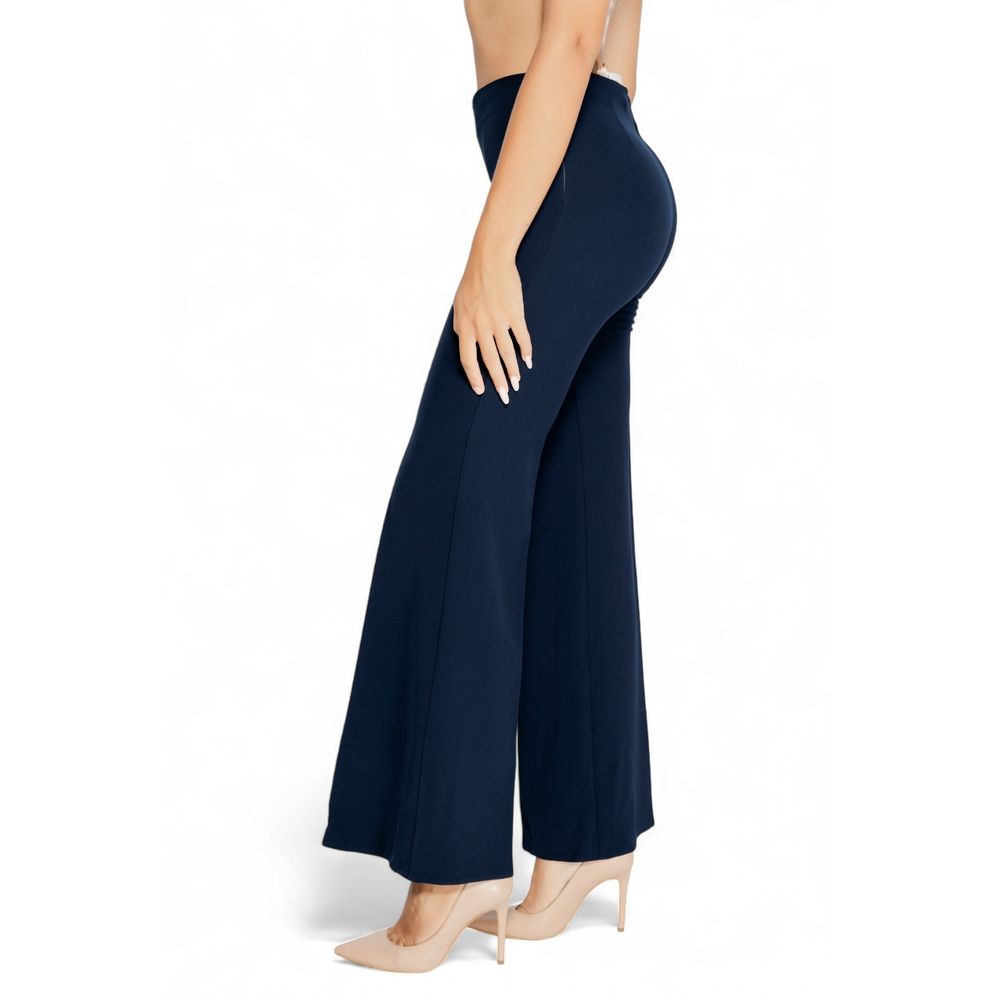 Blaue Polyesterjeans und -hose