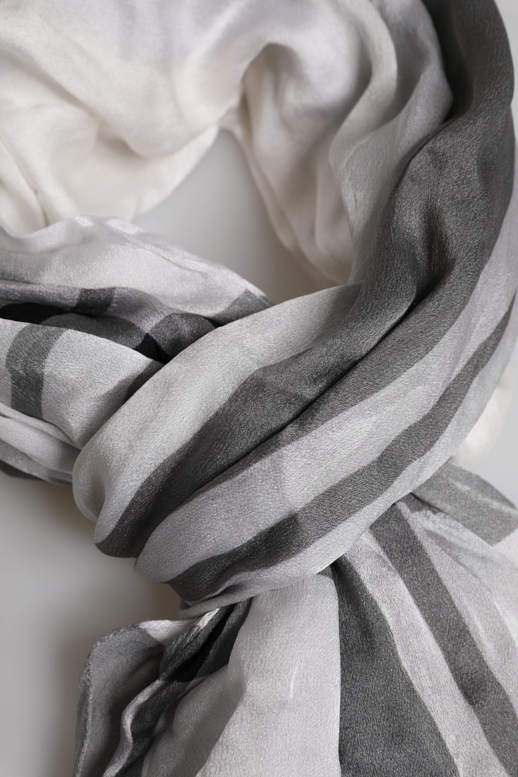 Weiß-schwarzer Seidenwärmer-Wickel-Foulard-Schal