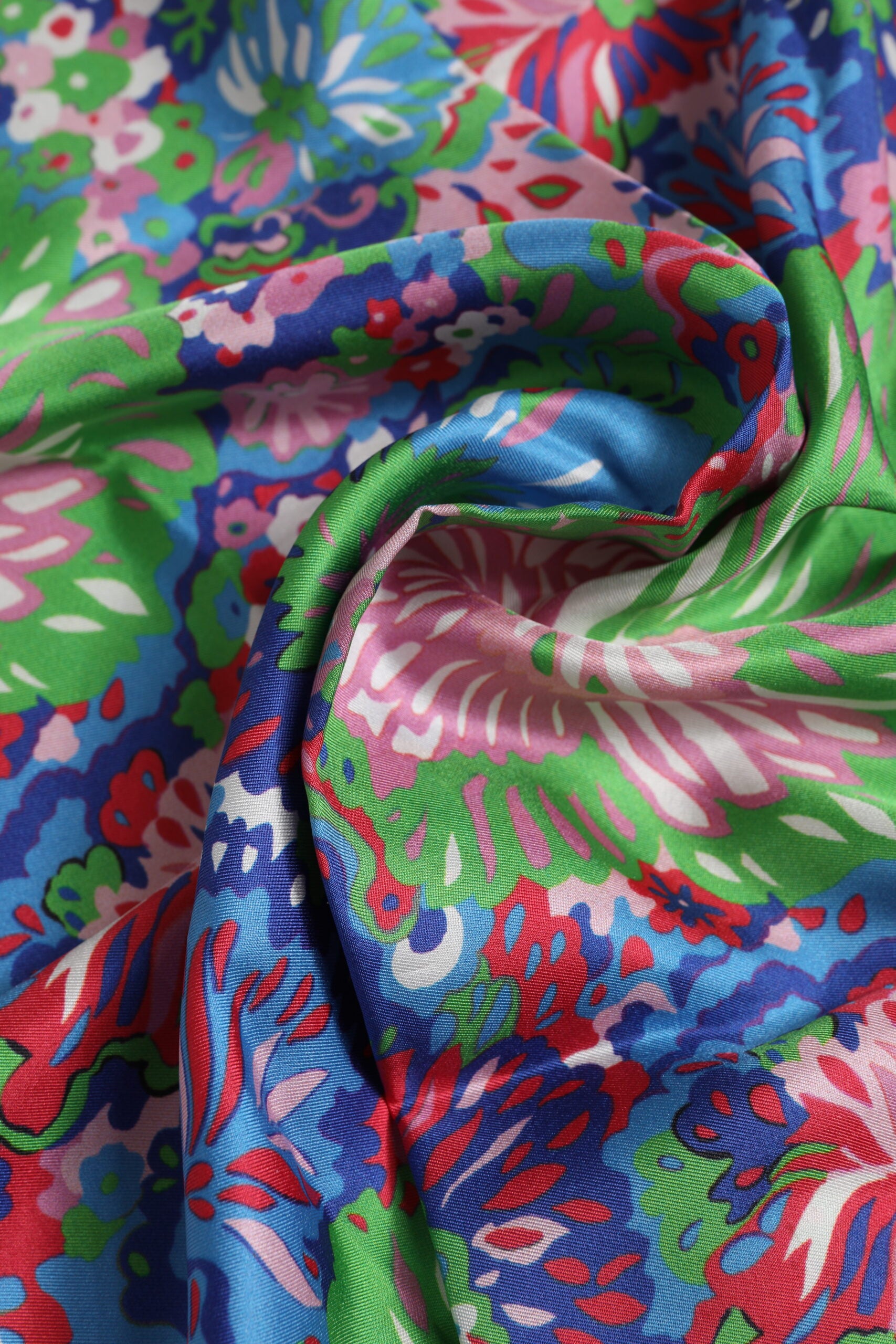 Quadratischer Foulard mit mehrfarbigem Blumenmuster