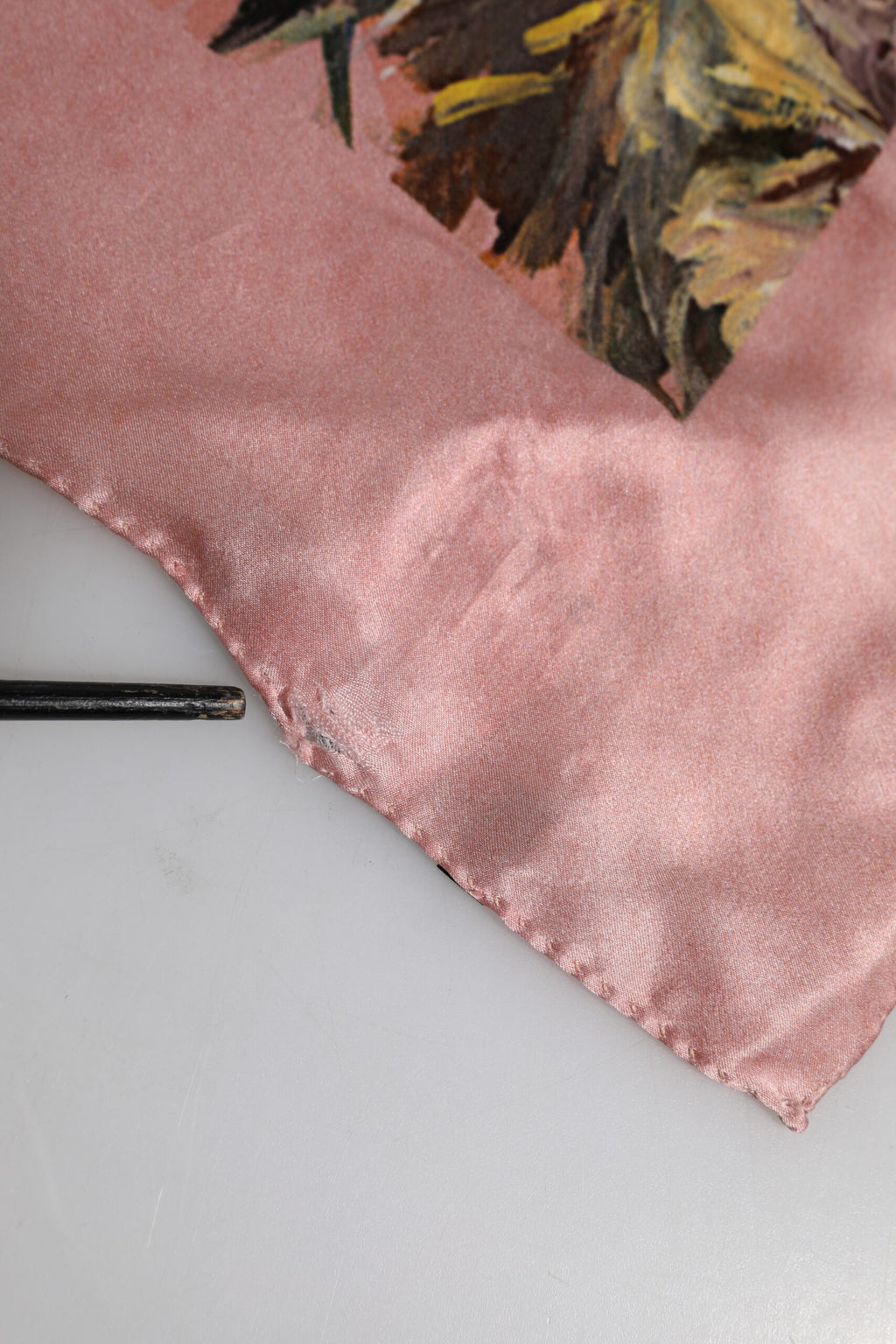 Rosafarbener quadratischer Foulard aus Seide mit Blumenmuster