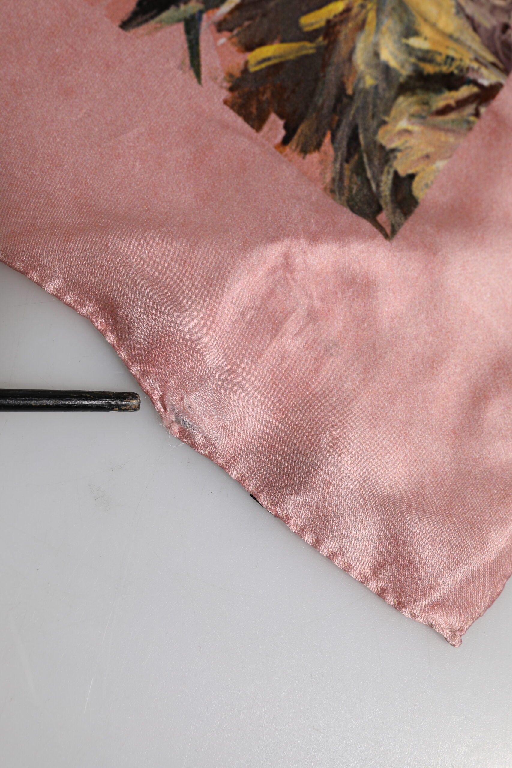 Rosafarbener quadratischer Foulard aus Seide mit Blumenmuster