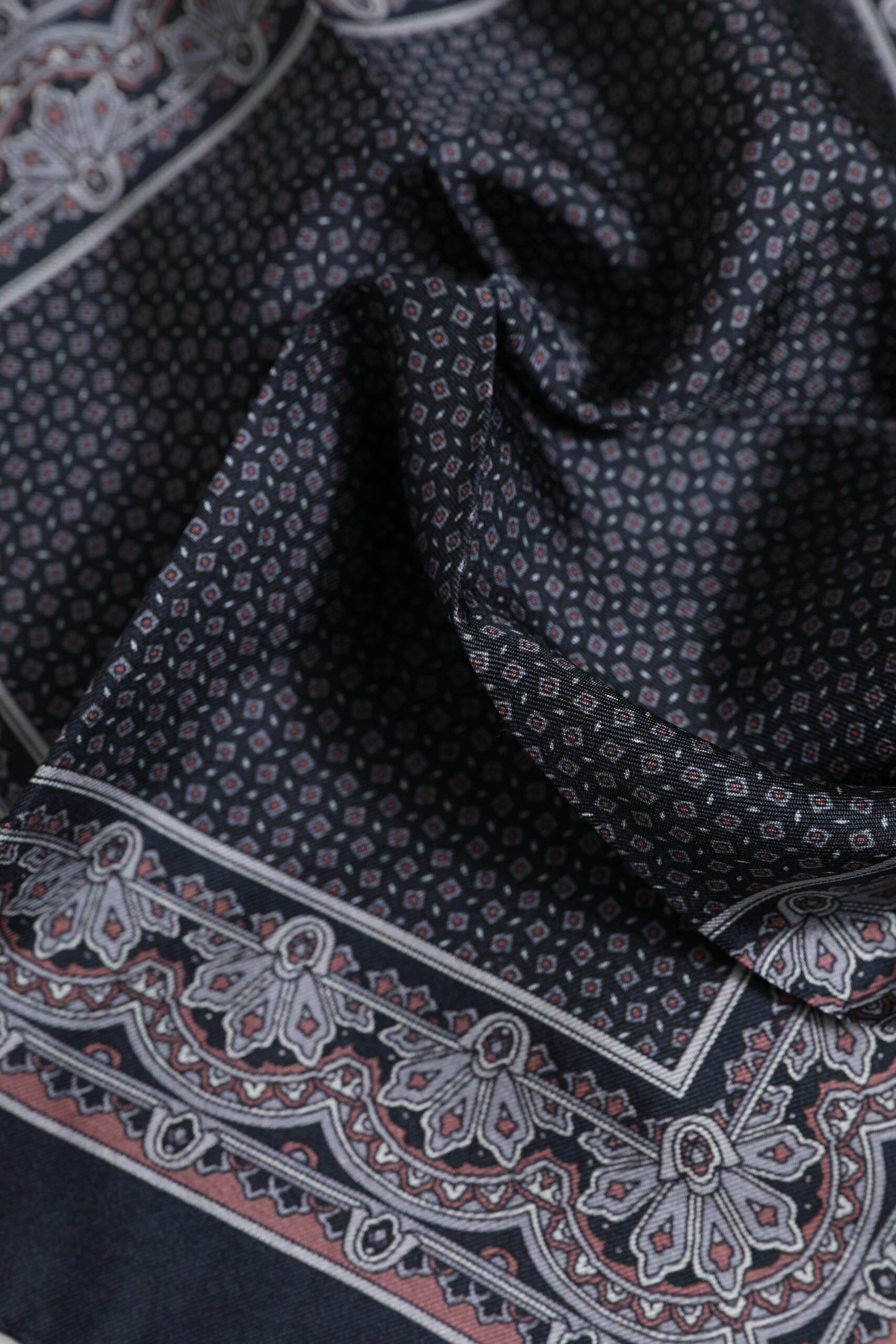 Quadratischer Foulard aus mehrfarbiger Fantasieseide