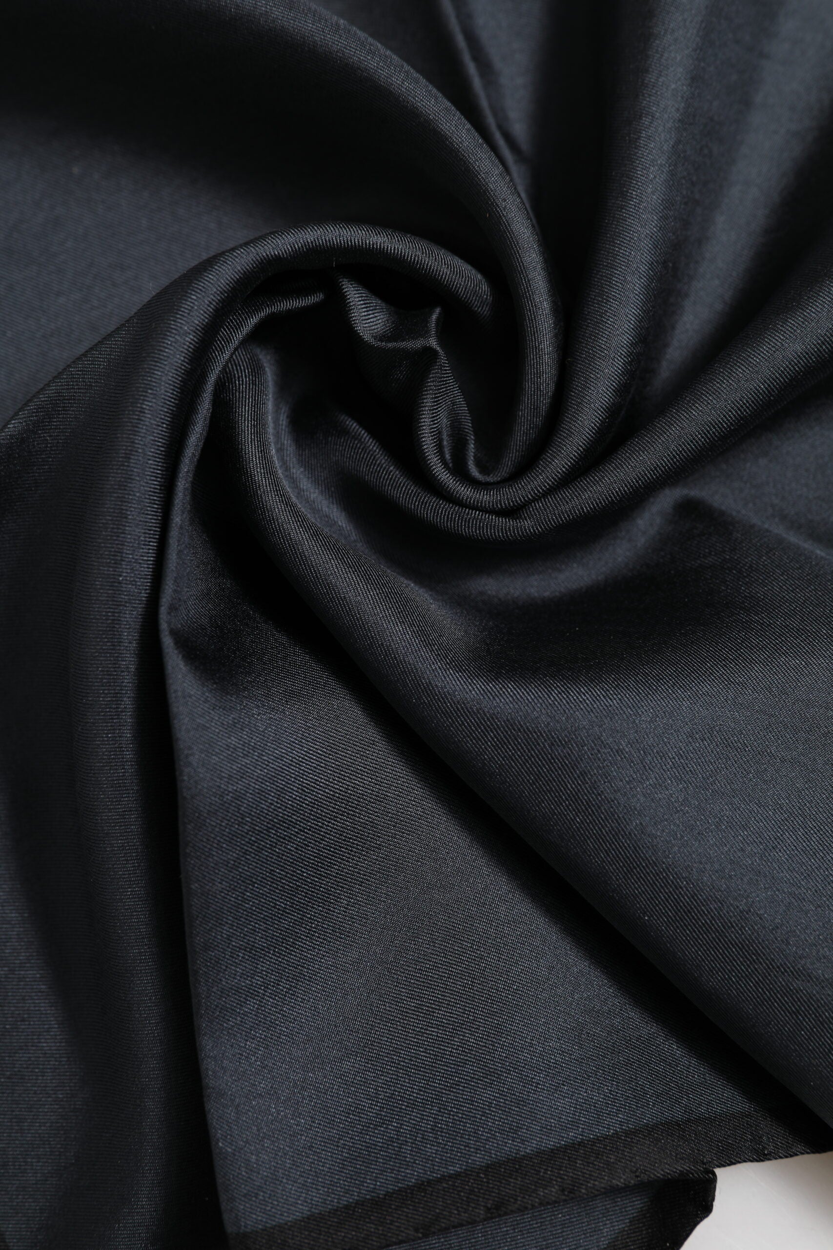 Dunkelgrauer quadratischer Foulard aus Seide mit DG Crown-Motiv