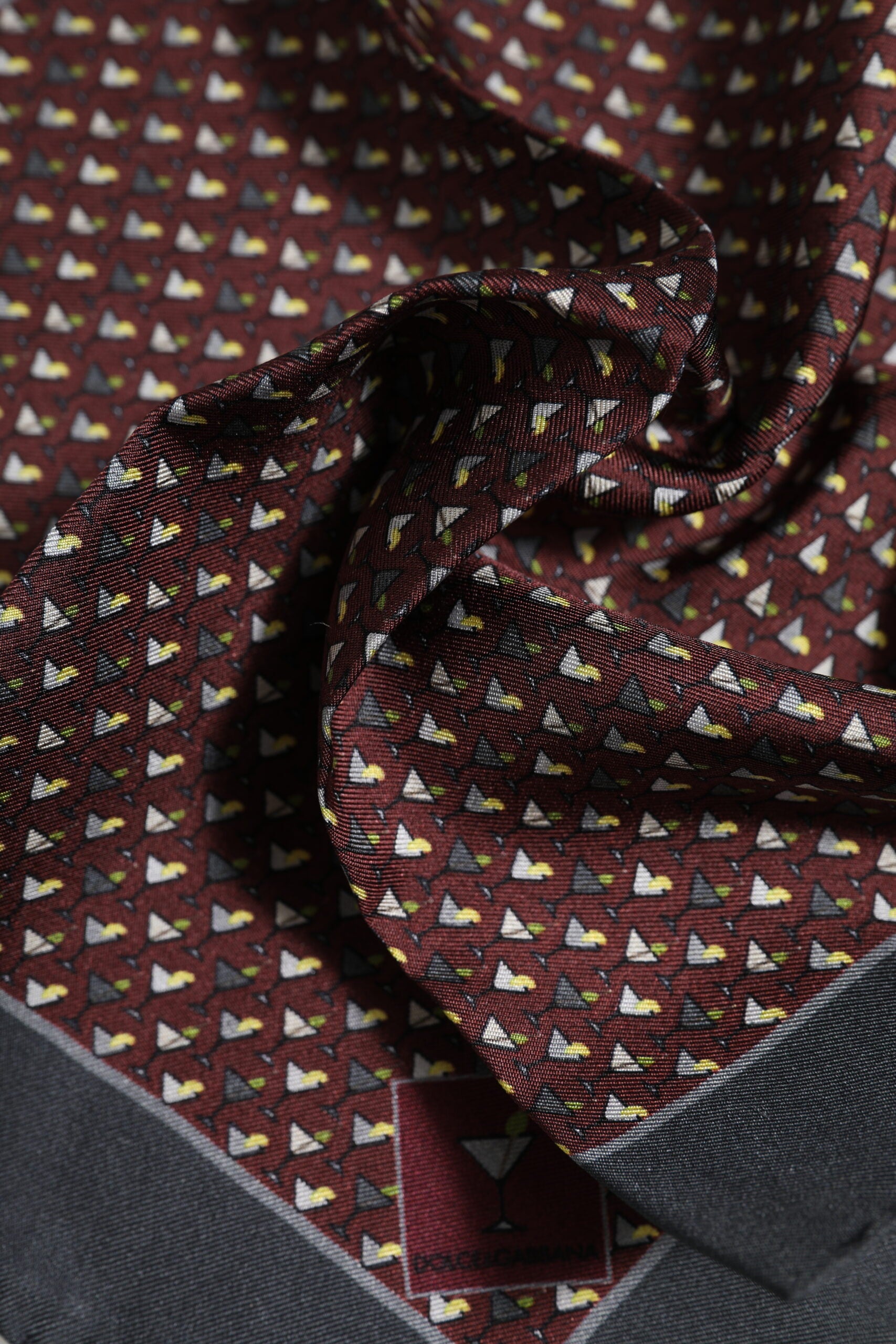 Kastanienbrauner quadratischer Foulard aus Cocktailseide