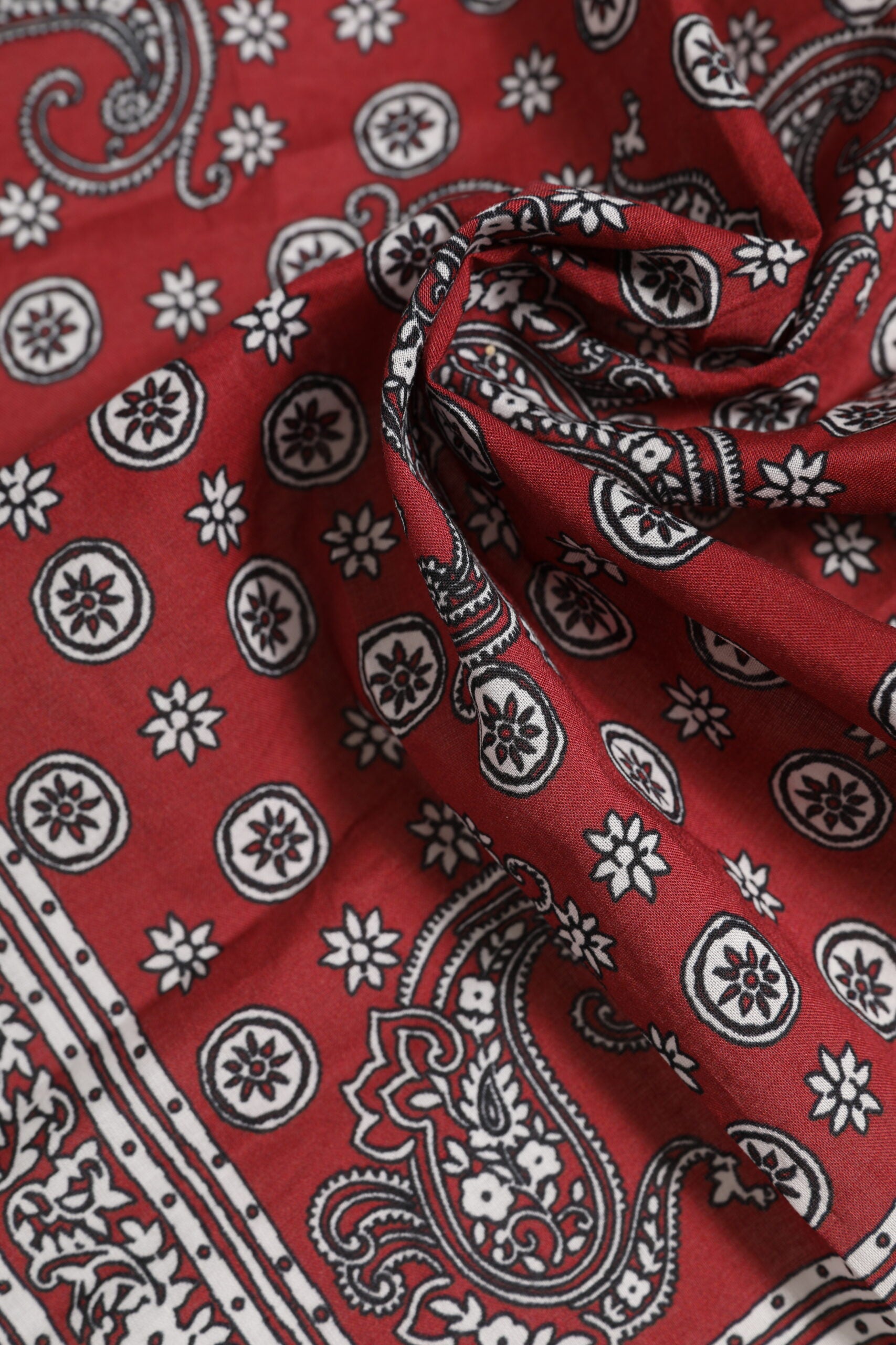 Roter quadratischer Foulard aus Baumwolle mit Blumenmuster