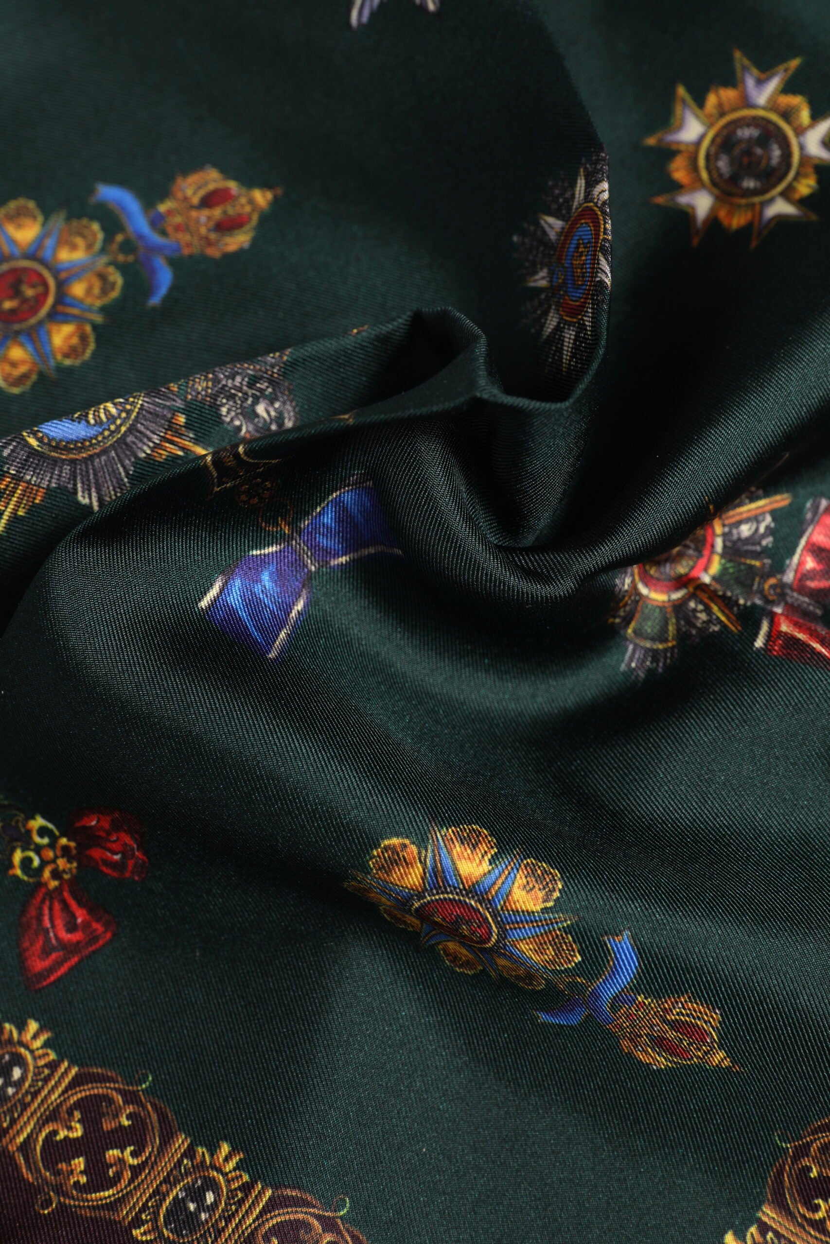 Quadratischer Foulard aus Seide mit grünen Medaillen