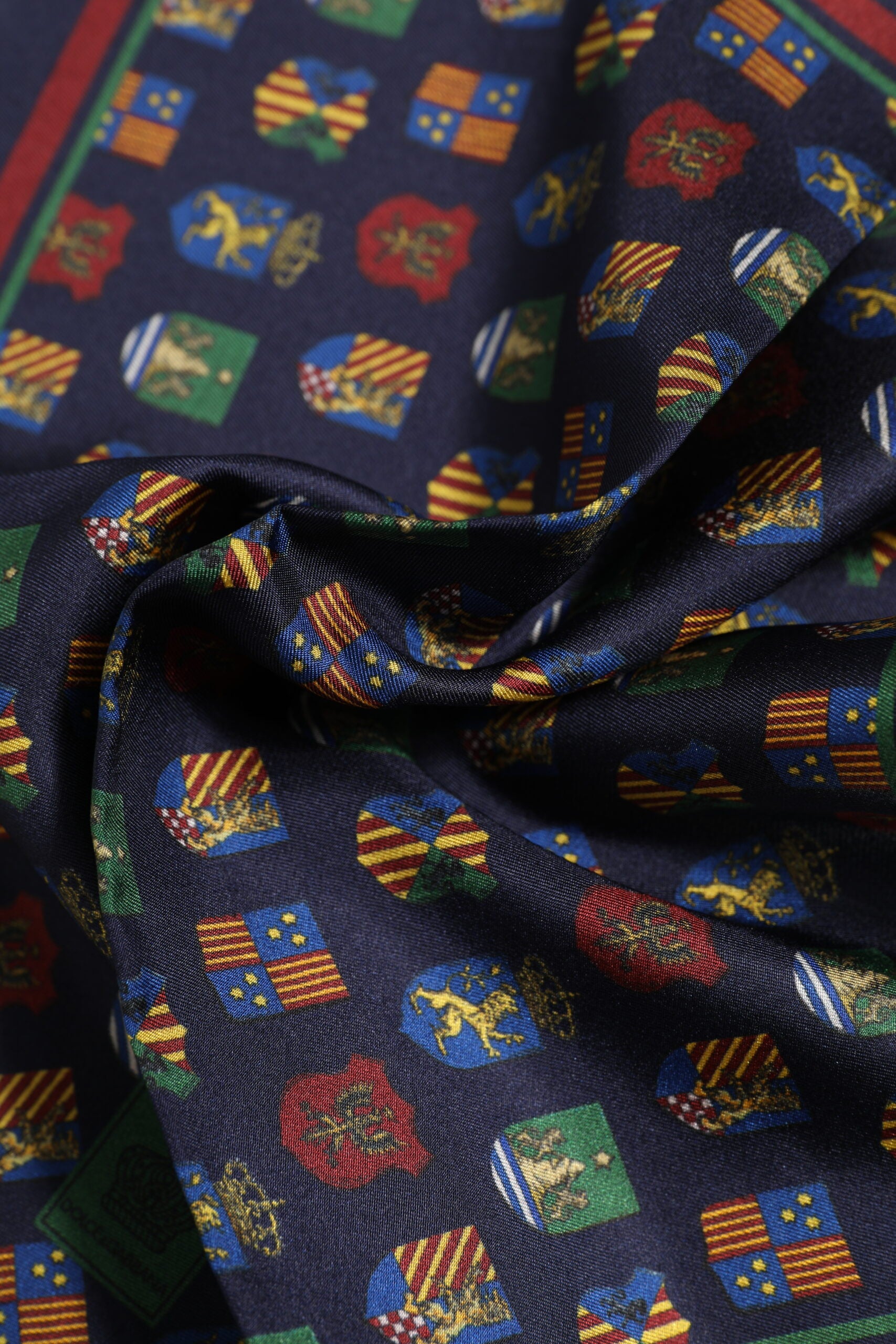 Quadratischer Foulard-Schal mit mehrfarbigen Medaillen