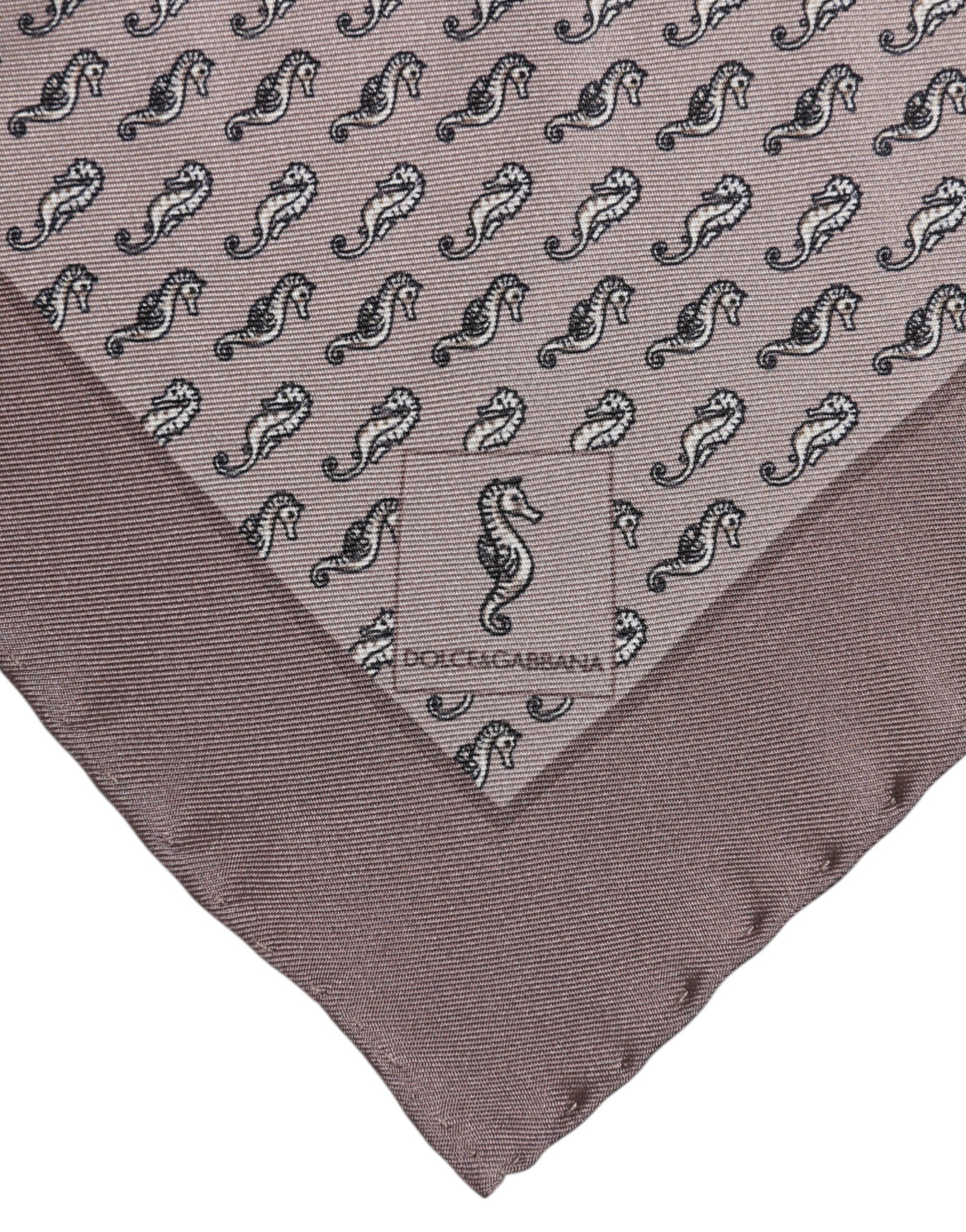Brauner quadratischer Foulard aus Seide mit Seepferdchenmuster