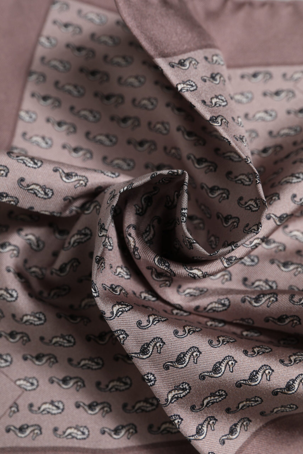 Brauner quadratischer Foulard aus Seide mit Seepferdchenmuster