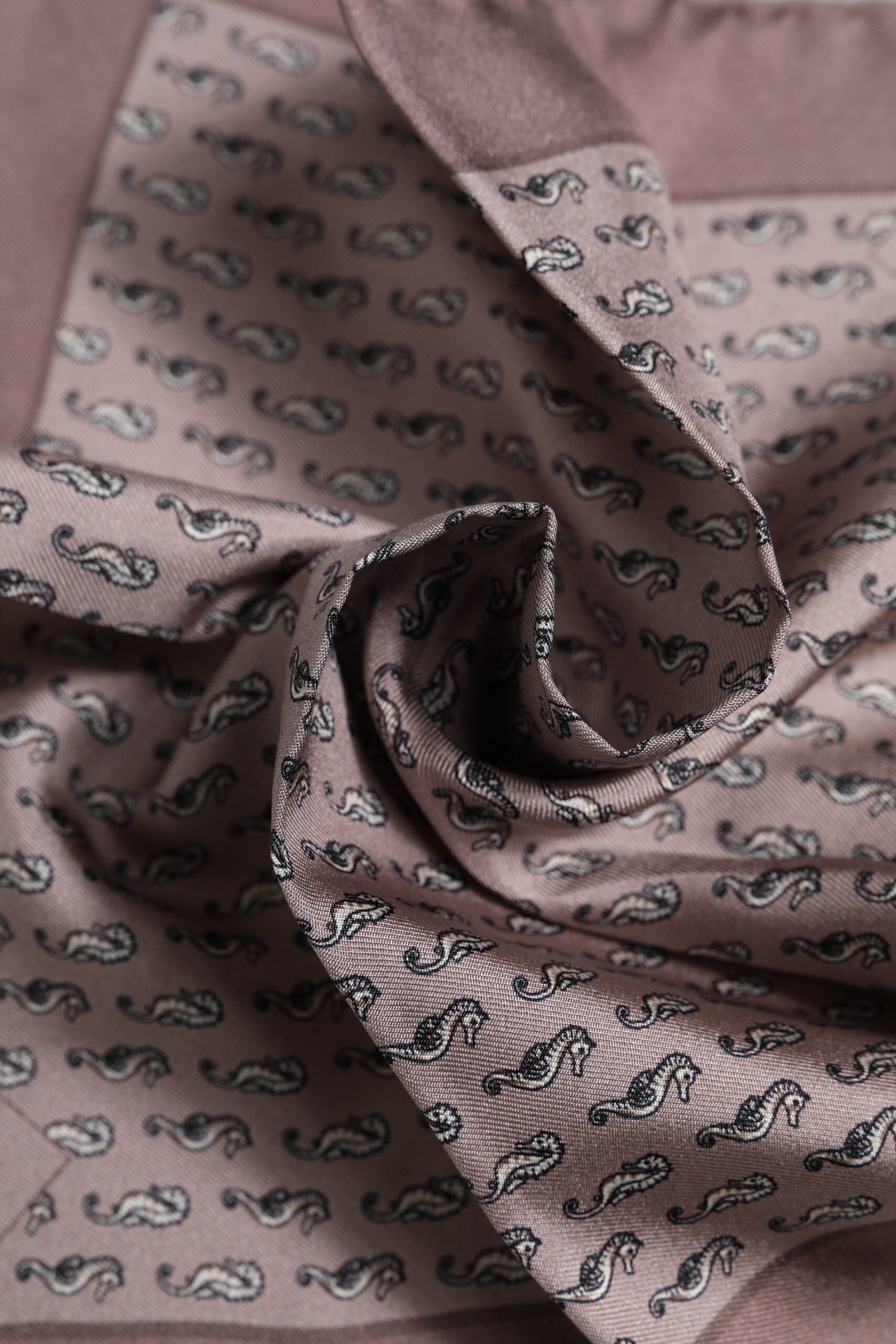 Brauner quadratischer Foulard aus Seide mit Seepferdchenmuster