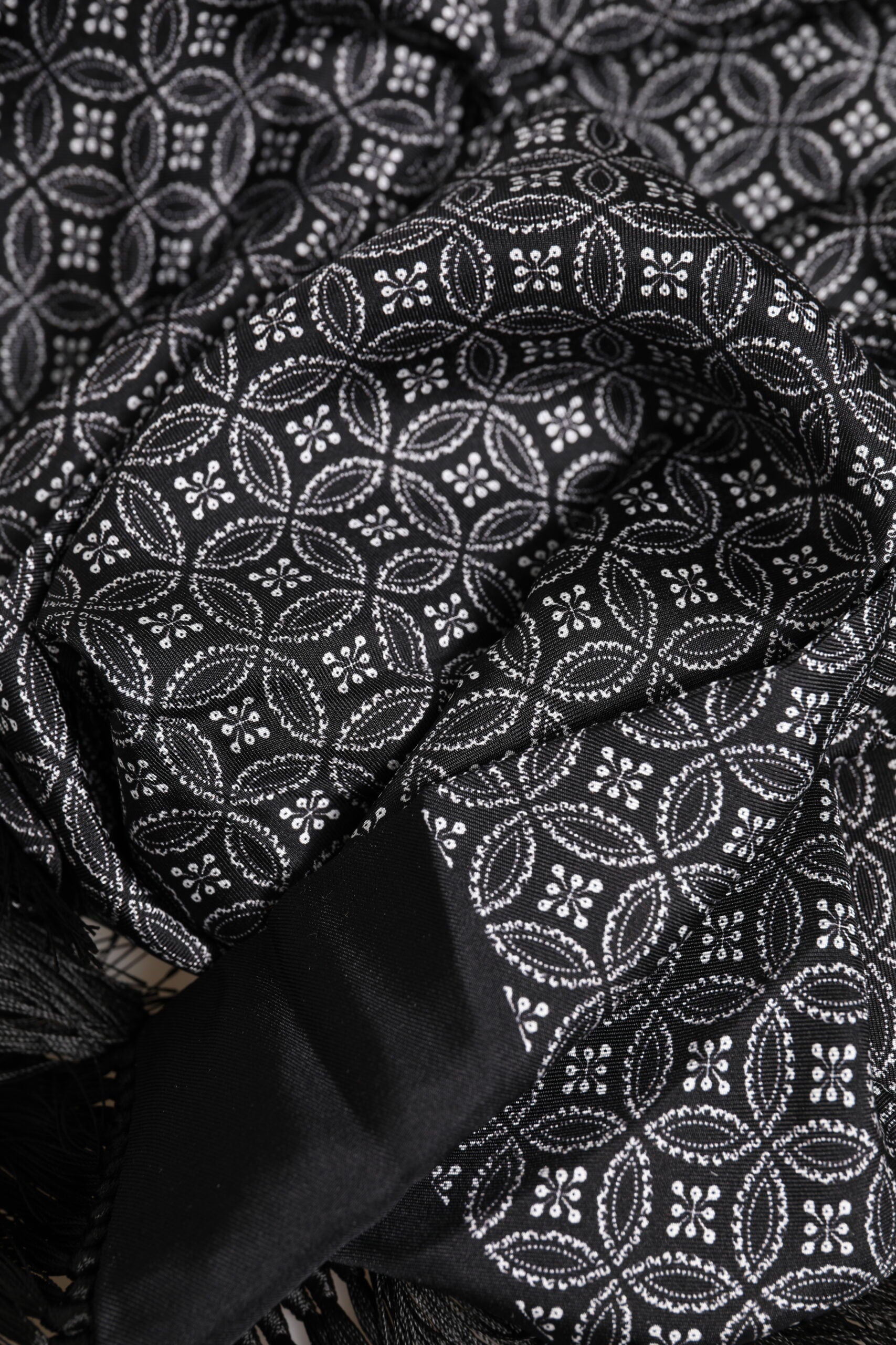 Schwarz gemusterter Herren-Foulard mit Fransen