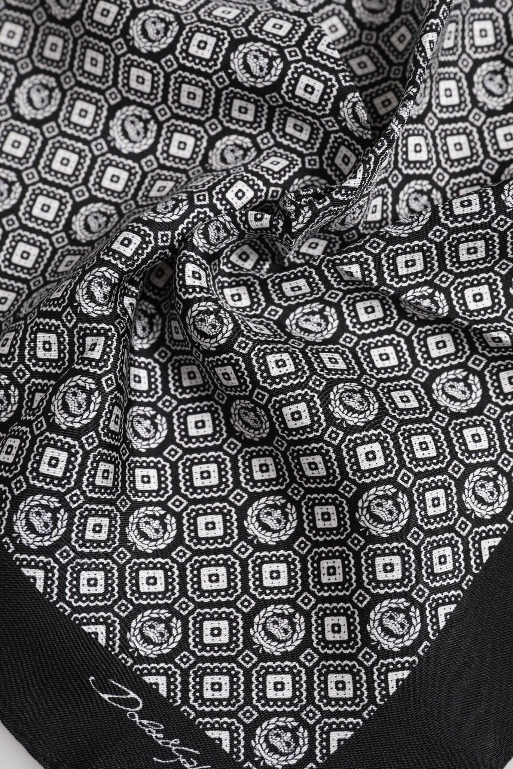 Schwarz-weiß gemusterter quadratischer Foulard-Schal